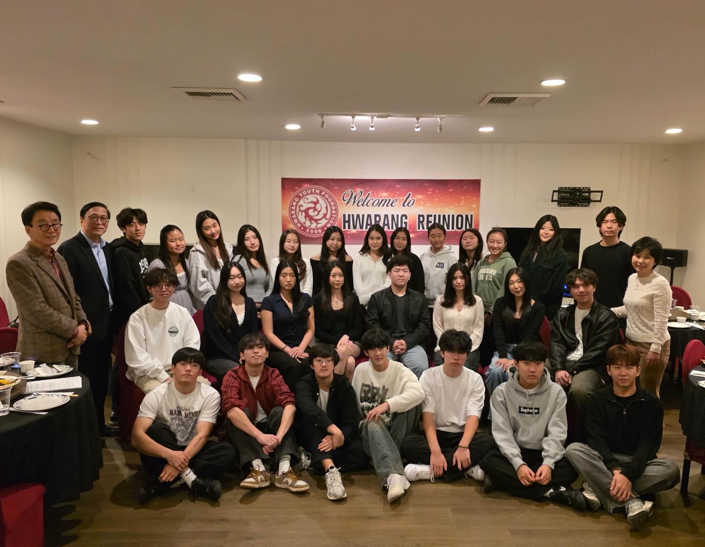 Grateful for a time of stories, guidance, and connection at the Hwarang Alumni Reunion. Hearing firsthand experiences from our alumni reminded us that the Hwarang bond does not end after graduation. It continues to grow stronger. Thank you to all the alumni who took their time to join us! 💛
#hwarang #alumnireunion #hwaranginternational #화랑인터내셔널 #youthleader