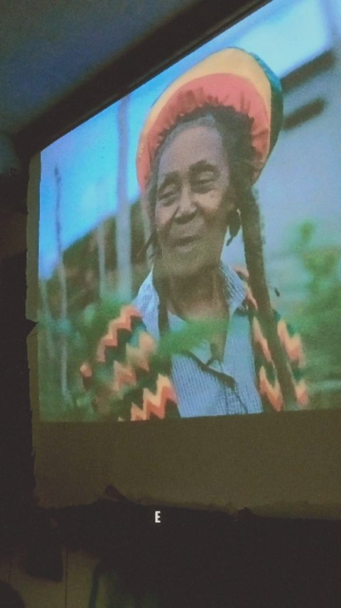 Registros da exibição realizada na Biblioteca Adianto, em parceria com a AMECE. A atividade trouxe reflexões sobre Cannabis, ancestralidade, quilombo, resistência e a filosofia Rastafari, destacando sua conexão com a natureza, a liberdade e a força coletiva.
#bibliotecaadianto #AMECE #EncontroDeAcolhimento #NovembroVerde #NovembroNegro CannabisMedicinal CuraNatural CulturaeCura Ancestralidade Resistência PlantaSagrada FeirinhaNatural SaúdeComunitária