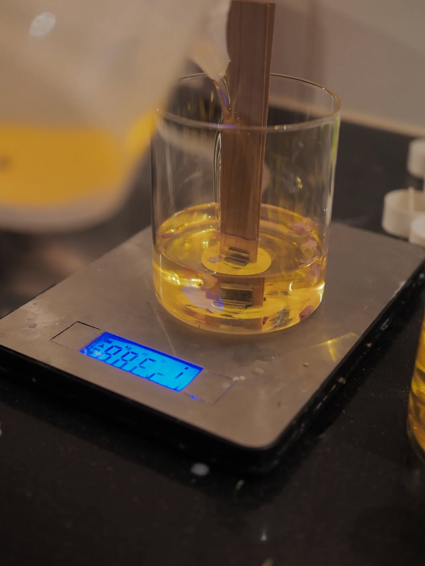 Ik ben druk bezig met de laatste geurkaarsen en refills voor de kerst! Dankbaar hoeveel kaarsen ik heb mogen maken in 2025. Ik heb geteld dat er zo'n 50kg wax doorheen is gegaan dit seizoen, dat zijn rond de 300 kaarsen. Oh my, en ik ben nog niet klaar! Stay tuned for more...
Wil jij ook iets moois, persoonlijks en ecovriendelijk geven met de kerst, aan jezelf of iemand anders? Kijk gerust eens rond bij de volgende verkooppunten:
@schik_en_zo
@knapperd_denbosch (stopt per 1 januari)
@yourmovement.studio
@houseofwoman.nl
@lab.bysuus
@groenrijkdenbosch
DM mij vooral als ik iets voor je kan reserveren. Nog maar een weekje voor de kerst, dus je hebt nog tijd!
Liefs,
Robin
📸: @mr.brokeh