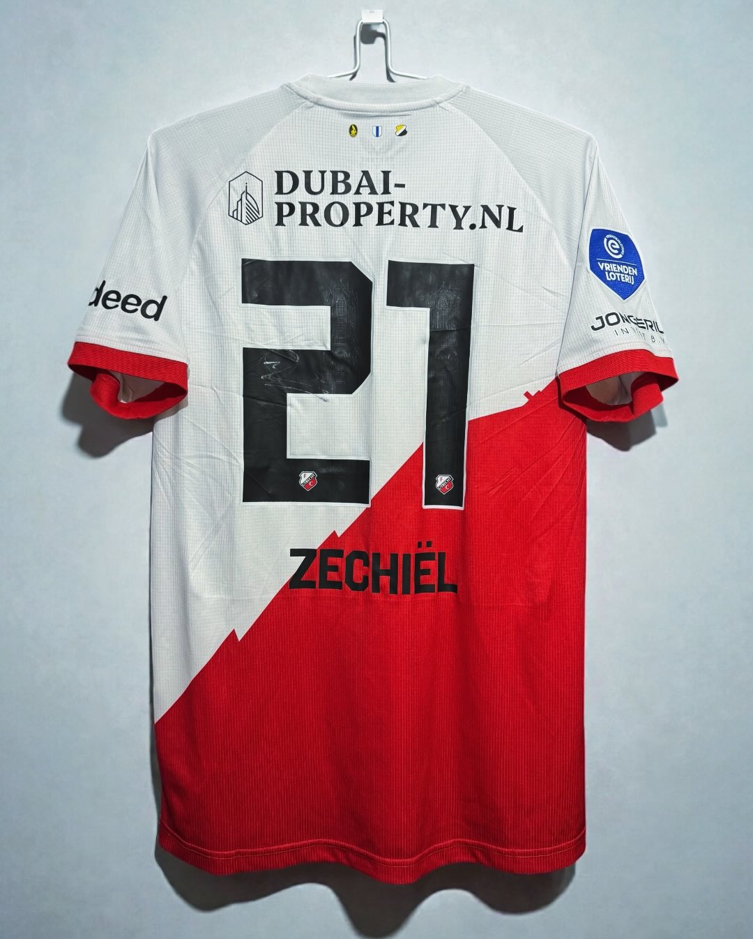 Another special match-worn shirt added to the collection ๐คโค๏ธ
FC Utrecht vs FC Twente
Worn by Gjivai Zechiel | 07.10.2025 ๐ฅ
Proud to add this one!