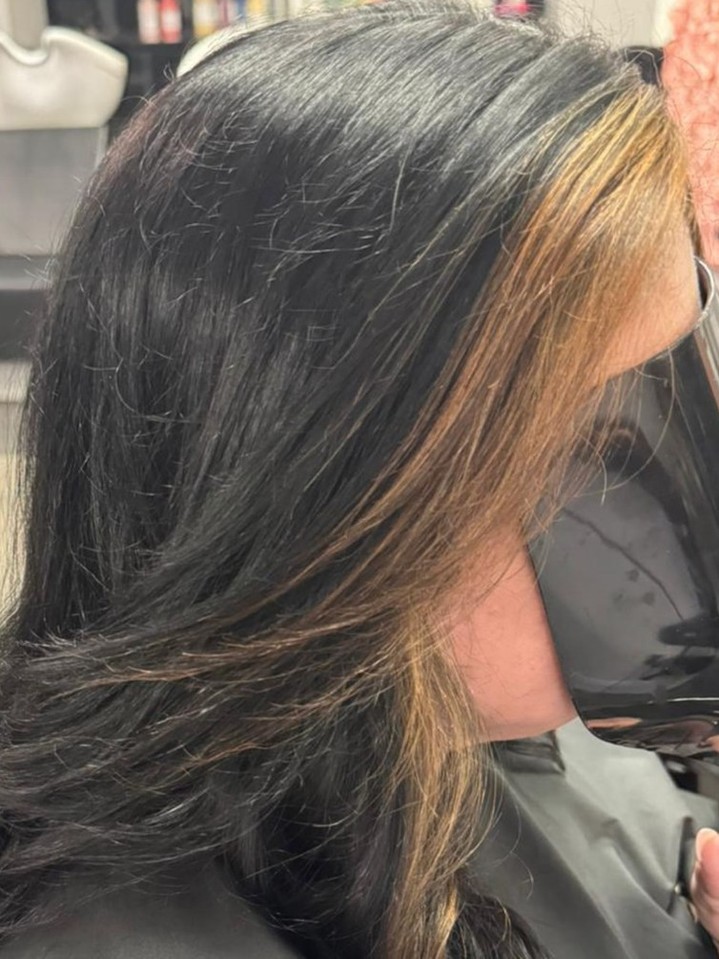 From years of black box dye ➡️ to a soft, contrasting face frame 💫
This is just the first step of the journey — lifting out box dye takes time and patience, but the results are so worth it! We’ve started lightening around the face to add brightness and dimension while keeping the hair healthy.
🌟 A perfect example of how we can begin the transition gently without compromising condition.
Who else is ready to start their transformation? 🙌💇♀️
#HairTransformation #BeforeAndAfter #FreshHairWhoDis #HairGoals #Stafford