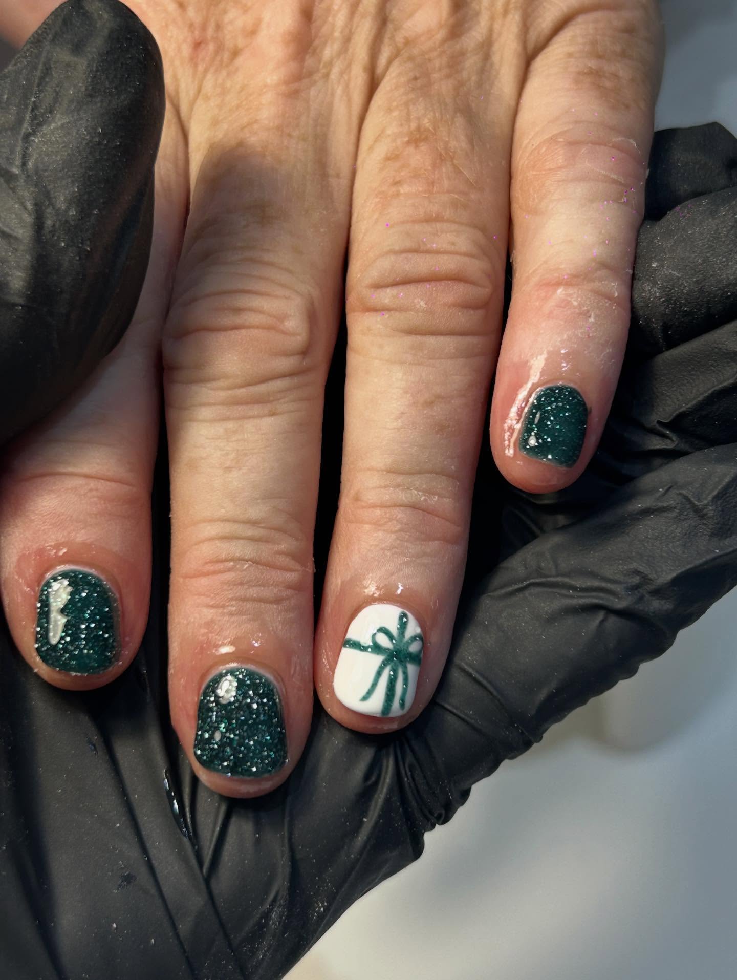 Wrapped up and ready for Christmas 🎁💚
#biabnails,#biabset,#buildergelnails,#buildergel,#biabmanicure,#naturalnails,#shortnails,#nailinspo,#nailart,#christmasnails,#festivenails,#greennails,#glitternails,#bownails,#nailtechuk,#uknailtech,#salonnails,#nailsofinstagram,#instanails,#cleannails