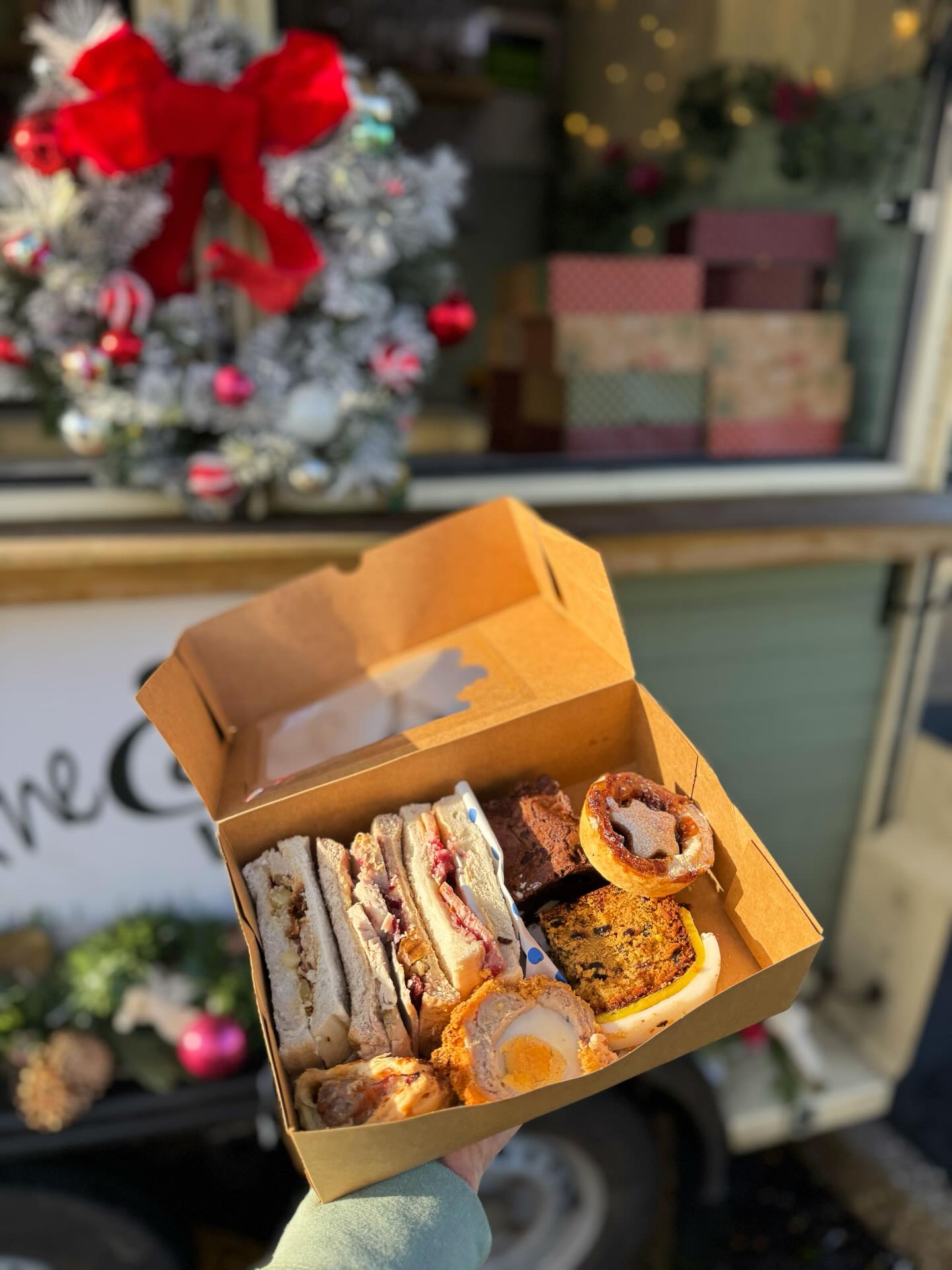 Christmas buffet boxes โ๏ธ๐๐ฅช๐ฐ
Thank you to @seminar.components for ordering all of their staff a Christmas buffet box each to enjoy with a nice coffee.
70 boxes served today with another visit to the company later in the week.
Iโm sure all of your employees appreciate the lovely things you organise for them on a regular basis ๐๐ป