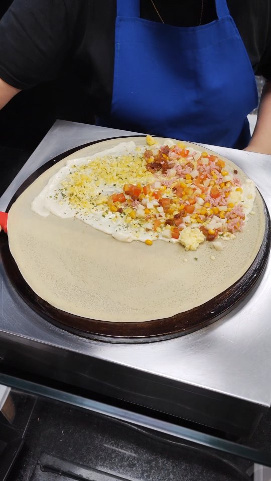 Olha essa delícia 😋 essa vai pras minhas indicações!
Na @creperiaparis_tubarao você encontra o Crepe Francês, um formato diferente e delicioso que vai bem em todas as refeições.
Para quem quiser experimentar, eles tem ambientes bem aconchegantes no Komprão do bairro São João e também no estacionamento do Angeloni, os dois em Tubarão. Super recomendo!!