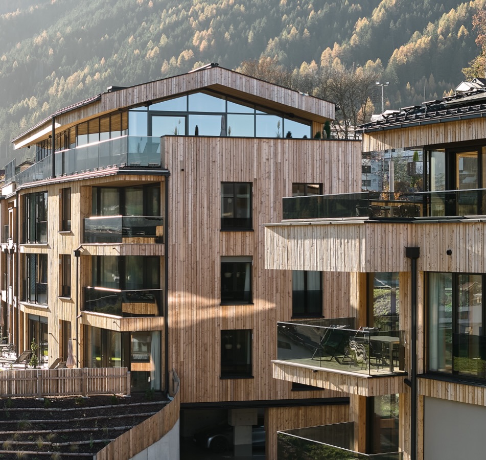 Lärchenlodge, nestled in the Stubai mountains. 🌲⛰️
The facade is made from larch wood sourced from our own forest, crafted by local artisans, allowing the building to grow naturally from its surroundings.
A place shaped by nature, craftsmanship and quiet design.
#laerchenlodge #stubaital #larchwood #localcraftsmanship #alpinarchitecture woodarchitecture designapartments mountainhideaway