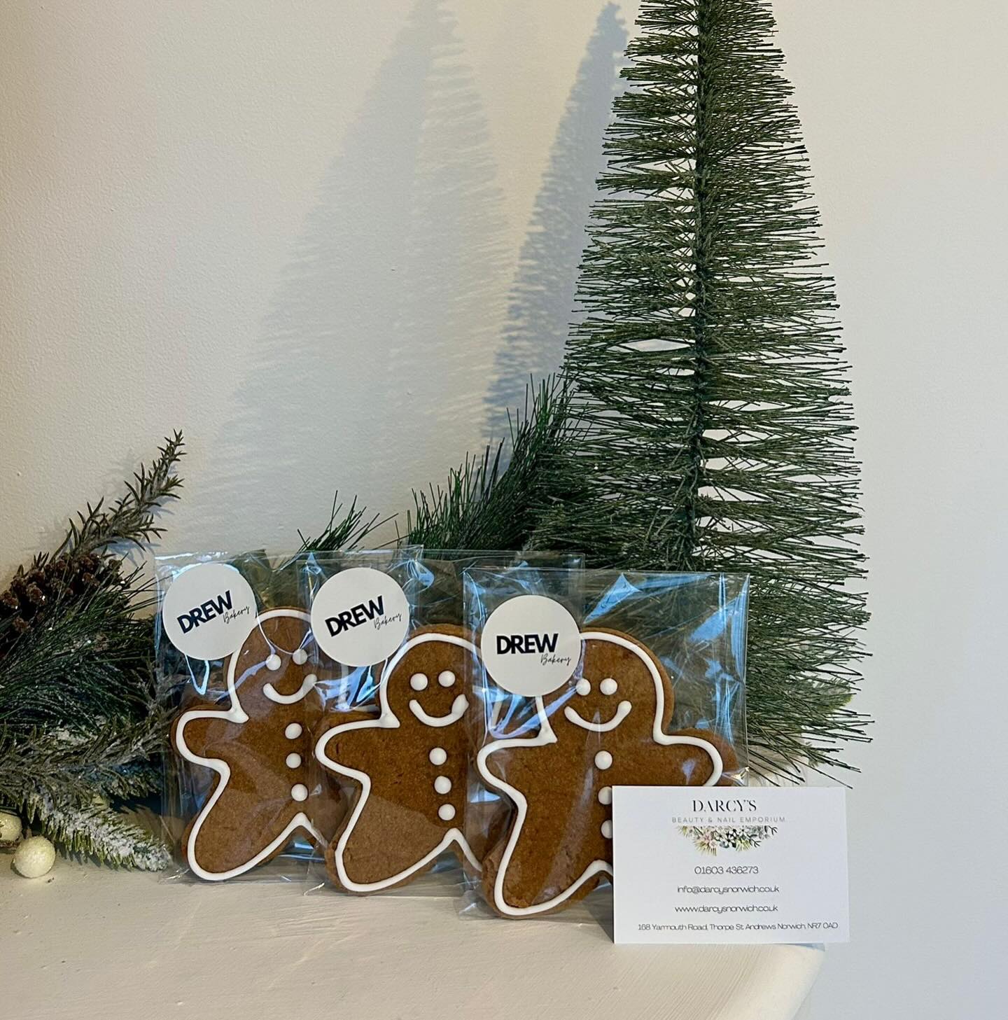 Sharing a little Christmas cheer with our clients 🎄
Gingerbread treats in the salon as a thank you for your continued support.