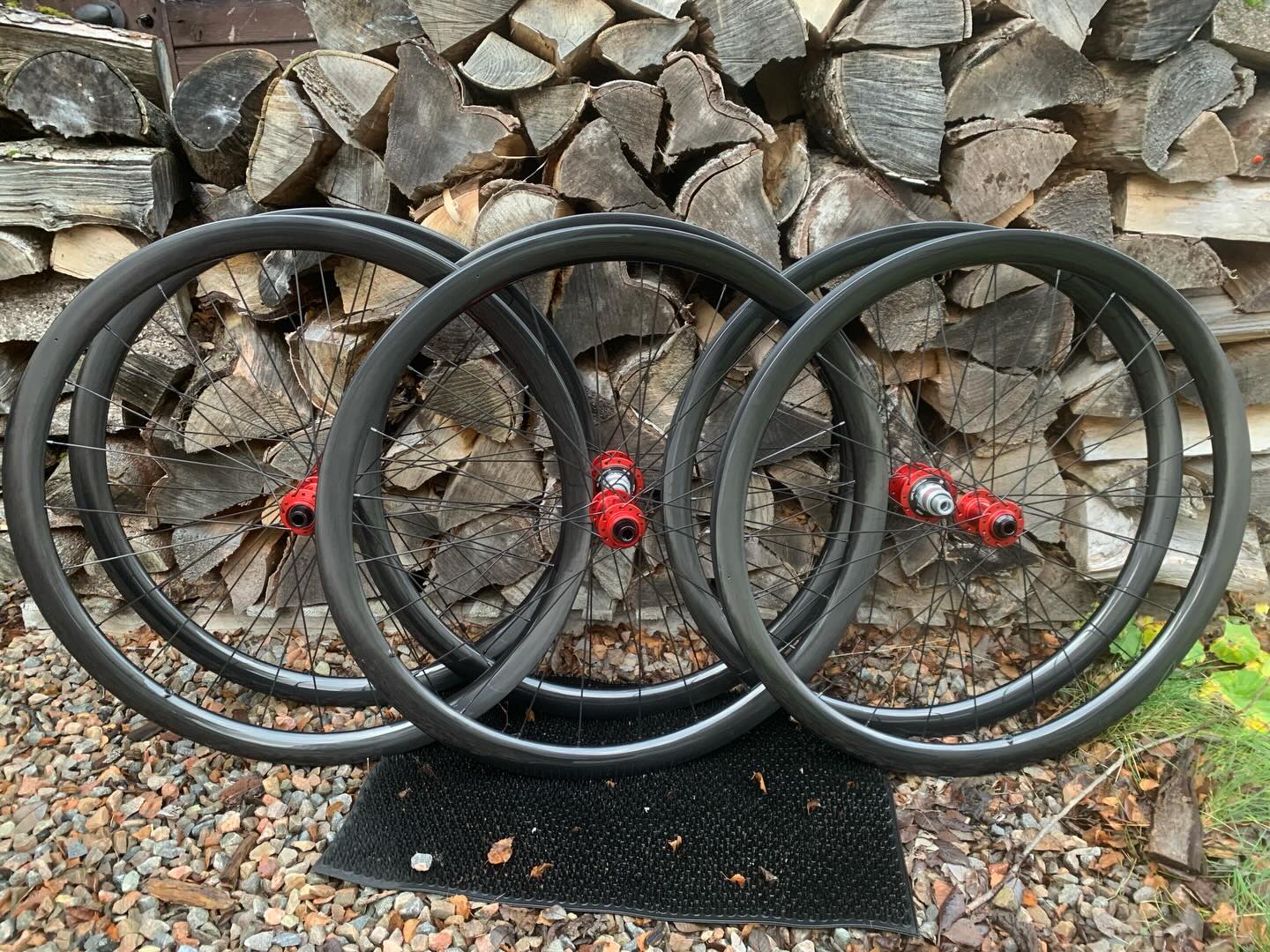 Lots of 39mm CX tubulars ready for sponsor’s logos. These have the new “Nanocoat” (mud shedding, so they say) coating. Machined valve hole. Pro5 Centrelock with CX-Rays and brass nips: 1325g.