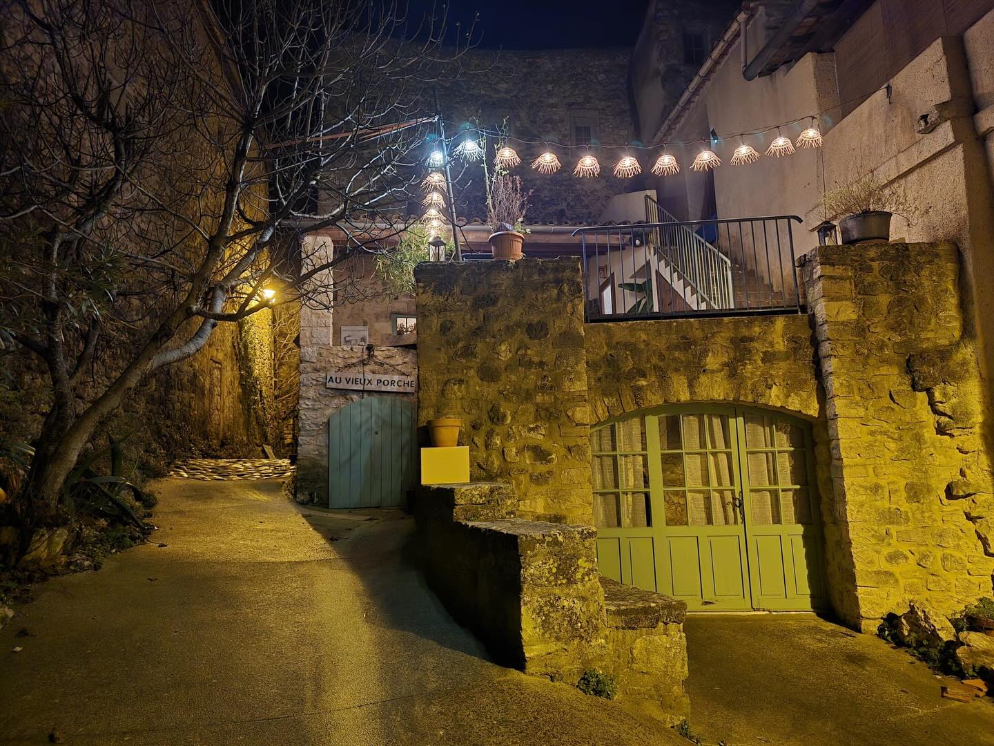 Gestern Abend haben wir Weihnachten gefeiert – gemeinsam mit unserer treuen Frigi Équipe und der Baucrew vom Le Pèze.
Typischer könnte Frankreich im Winter kaum sein: menschenleere Gassen, ein sehr kleines Restaurant. Mit sehr gutem Essen, ein Wirt der für viel Unterhaltung sorgt, viel Lachen und dieses ganz besondere Zusammensein.
Ein herzliches, gigantisches MERCI an die beste Équipe der Welt – ihr seid grossartig! ❤️🥂