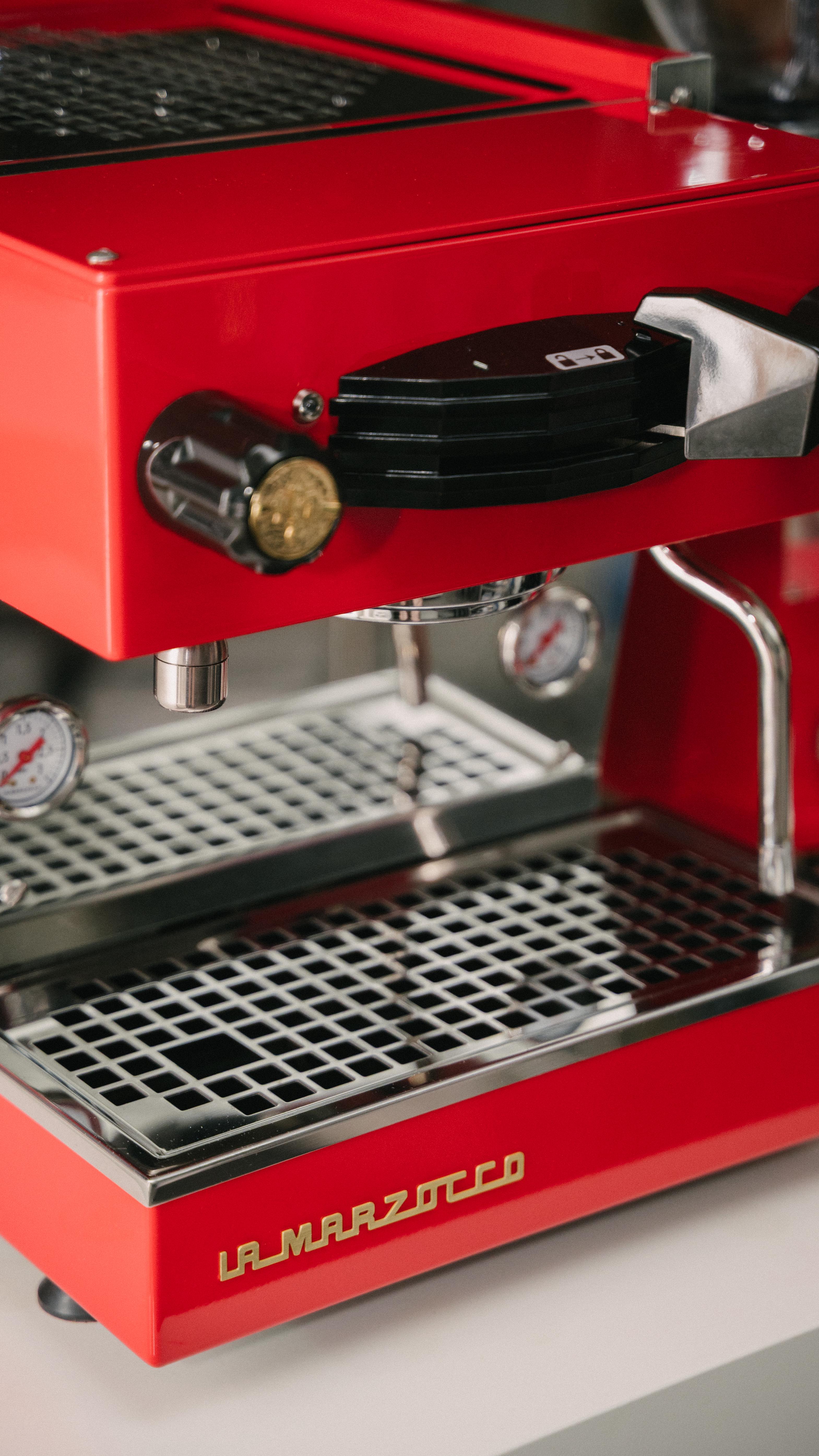 Et lite innblikk i hvordan lakkering av custom color maskiner foregår. Her er en La Marzocco Linea Mini og Mazzer Mini som skal brukes i Stig Og Stein’s nye podcast-studio på Fagerborg i Oslo. ❤️
Her ønsket vi en å ha en maskin som var rød som logofargen til Stig Og Stein, men om mulig litt «tydeligere». Jobben gjorde vi hos Nøtterøy Billakkering og inspirasjonen var en nylakkert Ford Cortina. Eier av bilen hadde valgt fargen «Porsche 84A» og den ville passe perfekt på prosjektet vårt også. 🚗
Custom color er 85% demontering, maskering, sliping, pussing og vasking i flere runder, før kan kan henge opp panelene inne i lakkboksen. Her er det ny runde med spesialvask, trykkluft for tørk og støv og grunning.
Les mer om prosessen bak lakkering av custom color på vår blogg! 🔗 Lenke i bio.