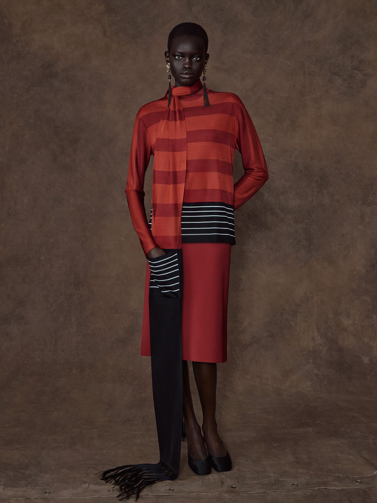 Hollywood dos anos 1920, o espírito dos marinheiros e a ideia de novos começos guiam a coleção Pre-Fall 2026 da Ferragamo. Maximilian Davis traduz esse encontro em silhuetas fluidas, detalhes náuticos, paleta vibrante e acessórios que alongam as proporções icônicas da maison.
Uma coleção que conecta passado e presente com elegância e frescor. Leia a matéria completa no link da bio.
#Ferragamo #PreFall2026 #MaximilianDavis #ModaDeLuxo #FashionStories #BackstageFashionStories