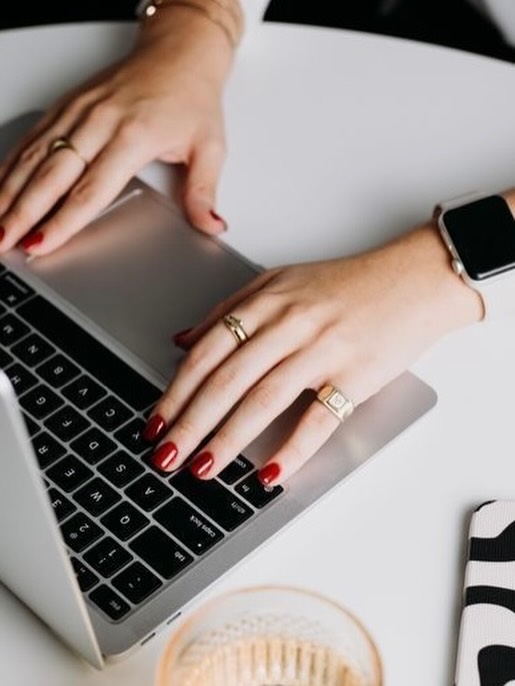 Unhas deixaram de ser detalhe, agora são linguagem. No novo dress code profissional, cores vibrantes, acabamentos marcantes e escolhas pessoais passam a comunicar confiança, presença e poder. É o power dressing repaginado, concentrado nas pontas dos dedos.
A coleção Impala Ju Paes traduz esse movimento com uma paleta pensada para expressar atitude, estratégia e autenticidade no ambiente de trabalho, do vermelho ao nude sofisticado.
Quer entender como as unhas se tornaram protagonistas na construção da imagem profissional? Acesse a matéria completa no link da bio.
#PowerNails #PowerDressing #UnhasComoLinguagem #ImagemProfissional #PsicologiaDasCores BelezaComAtitude ImpalaJuPaes