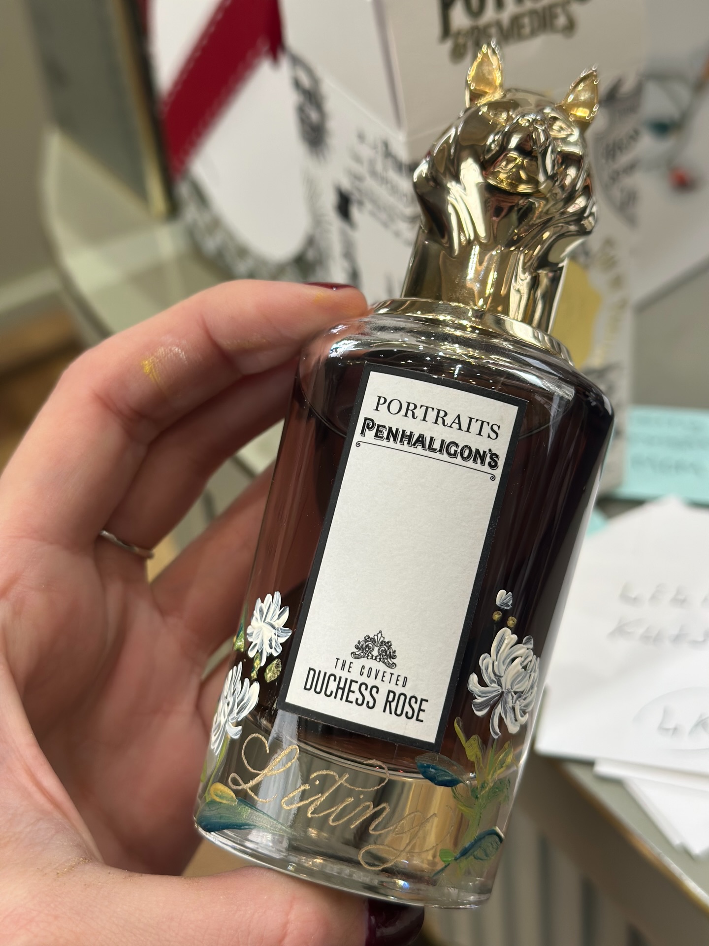 An excerpt from our night at Penhaligon’s SoHo 🎨
A busy night full of specialized requests to make gifting (even personal ones) a special memory.
.
#bottlepainting #calligraphyengraving