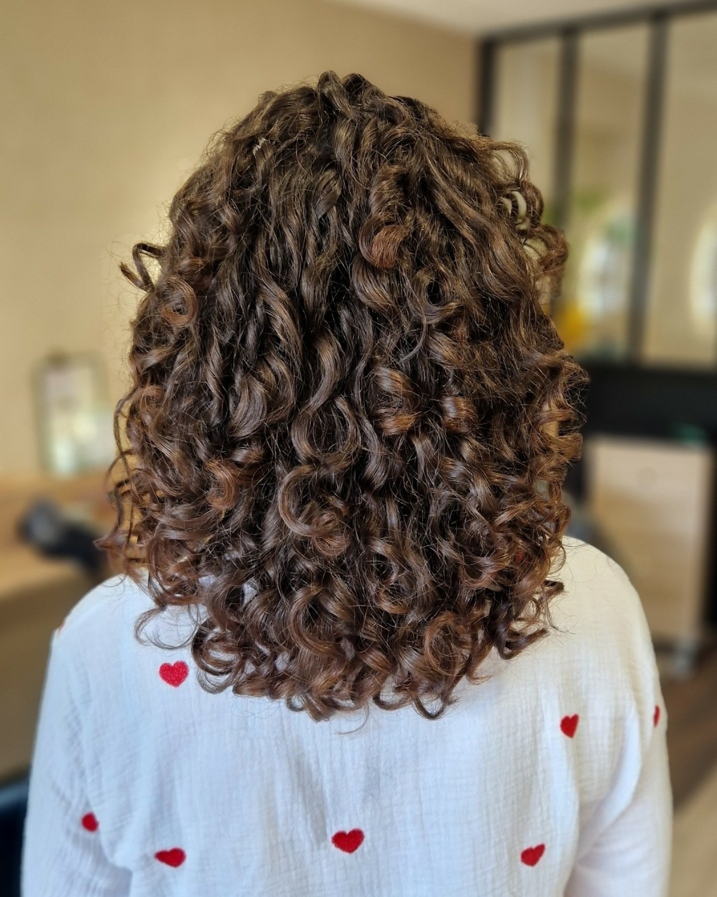 Un petit coup de frais pour ses boucles ✨
On allège, on restructure, on redonne du pep’s !
🥰 Qu'est-ce que tu en dit ?