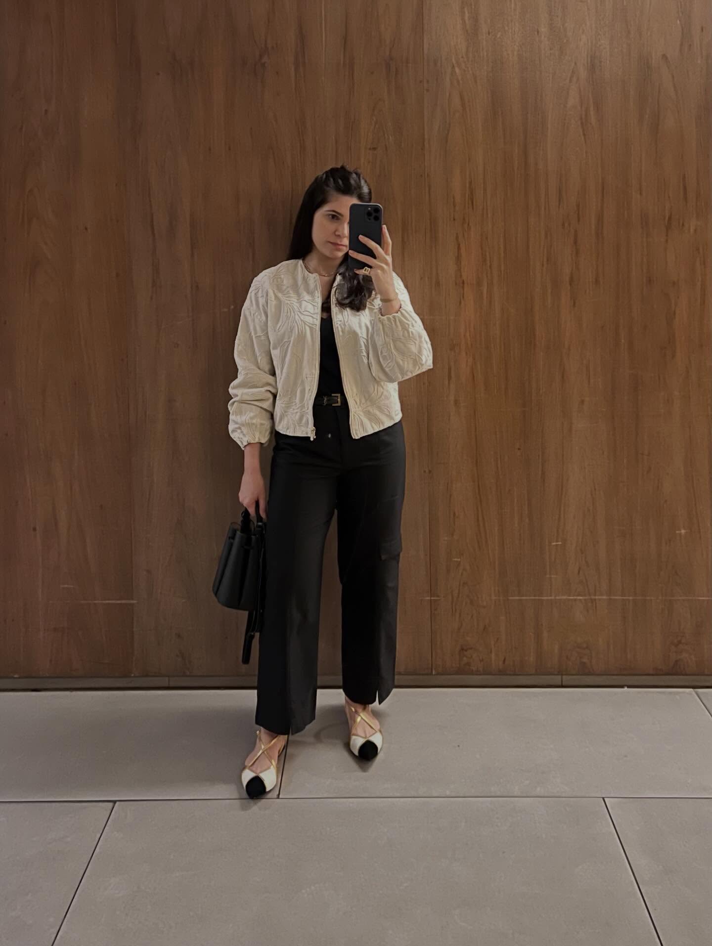 Eu amo um outfit P&B. É um alto contraste, que combina comigo.
Aqui tem a interessância nas texturas mas principalmente na sapatilha.
…
#biamatosconsultoriadeimagemeestilo #montagemdelooks #lookdodia