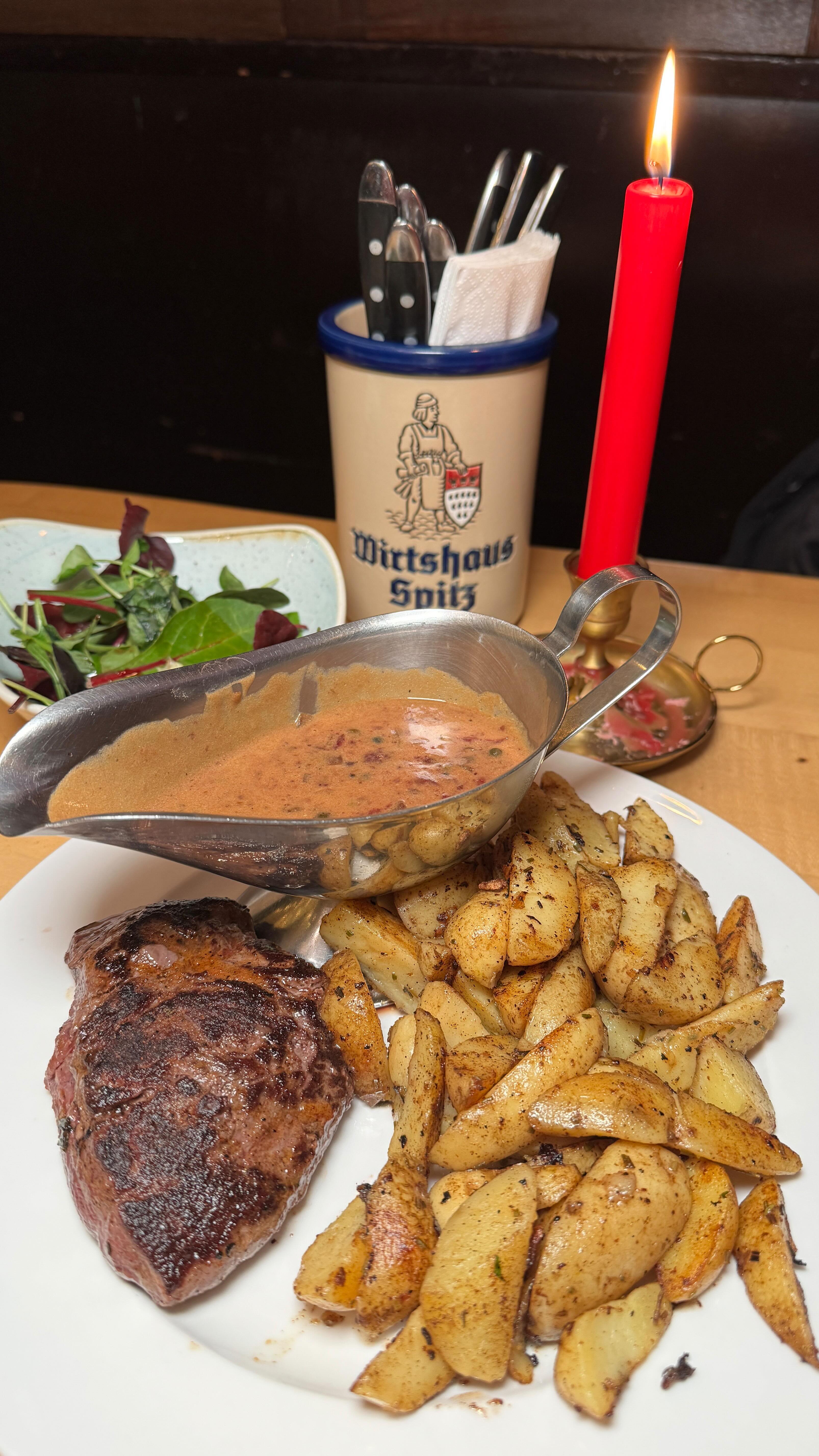 Hirschsteak vom Grill
Zartes Hirschsteak, schonend gegrillt und vollmundig im Geschmack, serviert mit einer würzigen Preiselbeer-Pfeffersauce. Dazu reichen wir goldbraun gebratene Rosmarin-Kartoffeln sowie einen knackigen Wildsalat, verfeinert mit unserem hausgemachten Balsamico-Dressing.
#colognefood #cologne #wild #kölsch #wirtshaus