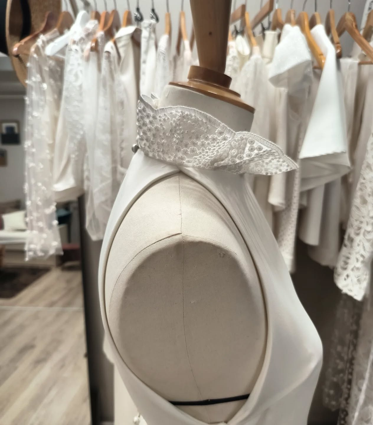 Zoom sur ce nouveau modèle avec son emmanchure américaine et son col montant en dentelle.
Si tu veux en voir plus, viens découvrir nos modèles à l'atelier !
#robedemariee #surmesure #mariee #creation #couturedress