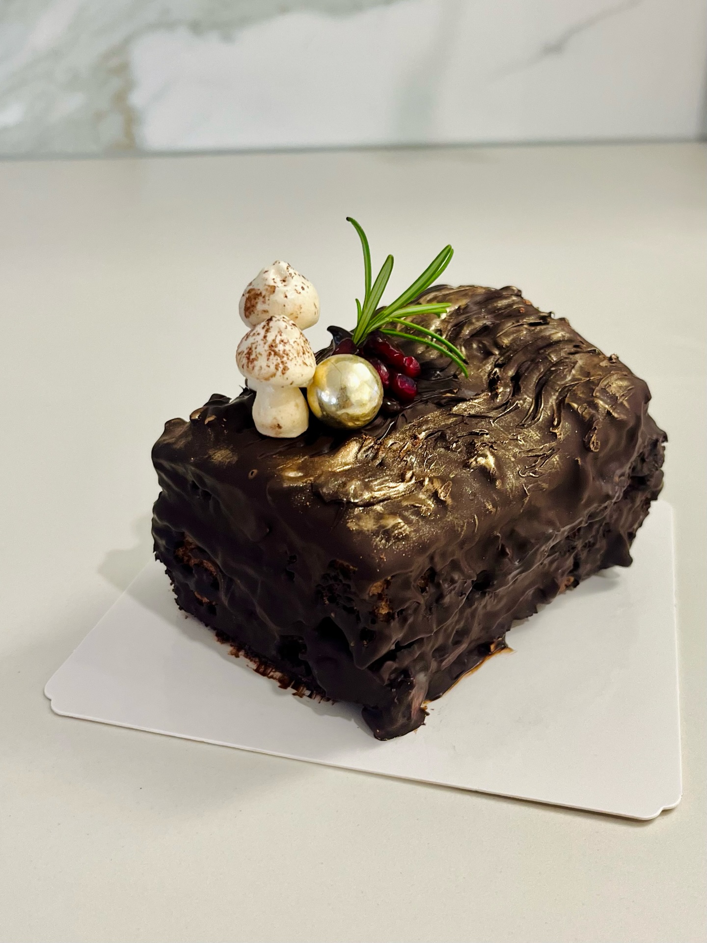 The Ultimate Festive Rocher Yule Log. 🪵✨
70% Belgian chocolate mousse & cake, wrapped in a crunchy almond rocher shell. Topped with whimsical meringue mushrooms and jewel-like pomegranate seeds. Who’s coming over for dessert? 🍄❤️
#YuleLog #ChocolateRocher #FestiveBaking #denhaageten #lekkerkerst