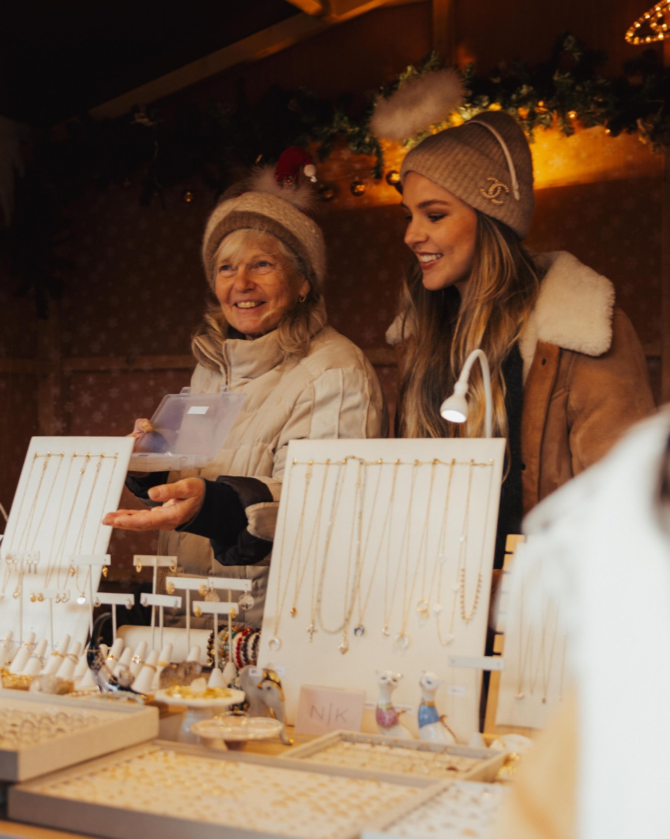 Handgemacht, durchdacht und mit viel Liebe gestaltet.
Im Wienachtsdorf findest du viele schöne Dinge zum Verschenken – kleine Aufmerksamkeiten, Praktisches für den Winter, Besonderes für Menschen, die dir wichtig sind.
In dieser Runde stellen wir euch weitere wunderbare Aussteller:innen vor, die unser Dorf mit Kreativität, Handwerk und Herz füllen:
@nikinclothing · @deuxfreres.taste · Nepal Shop · @odorem_zurich · @ateliercoquet · @ayre_official · @mylovelydetails · @scentoforigin · @jungkraut.switzerland
Ob für Kinder, Familie, Freund:innen oder einfach für dich selbst – hier gibt es viel zu entdecken!
📍 Zürcher Wienachtsdorf am Sechseläutenplatz
🗓 Noch bis 23.12.