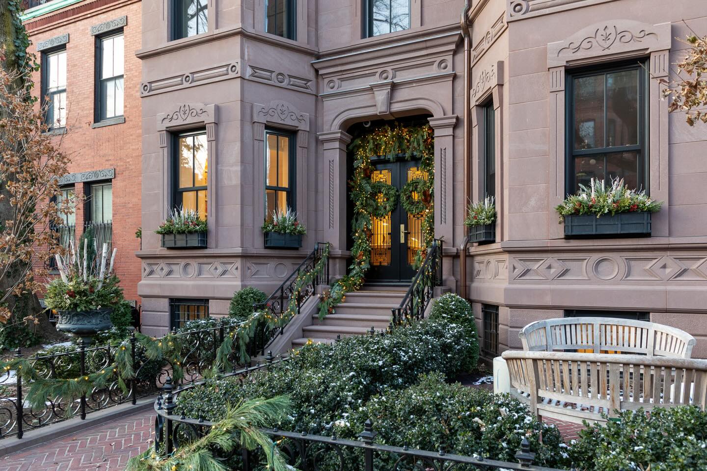 Warmest wishes for a happy holiday season!! We hope everyone has a great weekend!!
#holidaydecorating #homefortheholidays #winterdecor #christmas #gardendesign