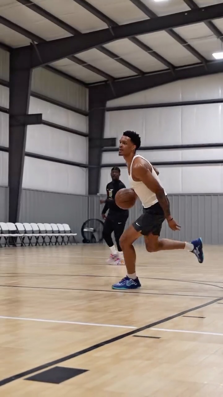 Off the catch scoring is about preparation, balance, and instant decisions‼️
Here are some different moves you could add to your 🎒. Pro level 🧪 work with G-league player @aaronnscottt
#explorepage #development #ballislife