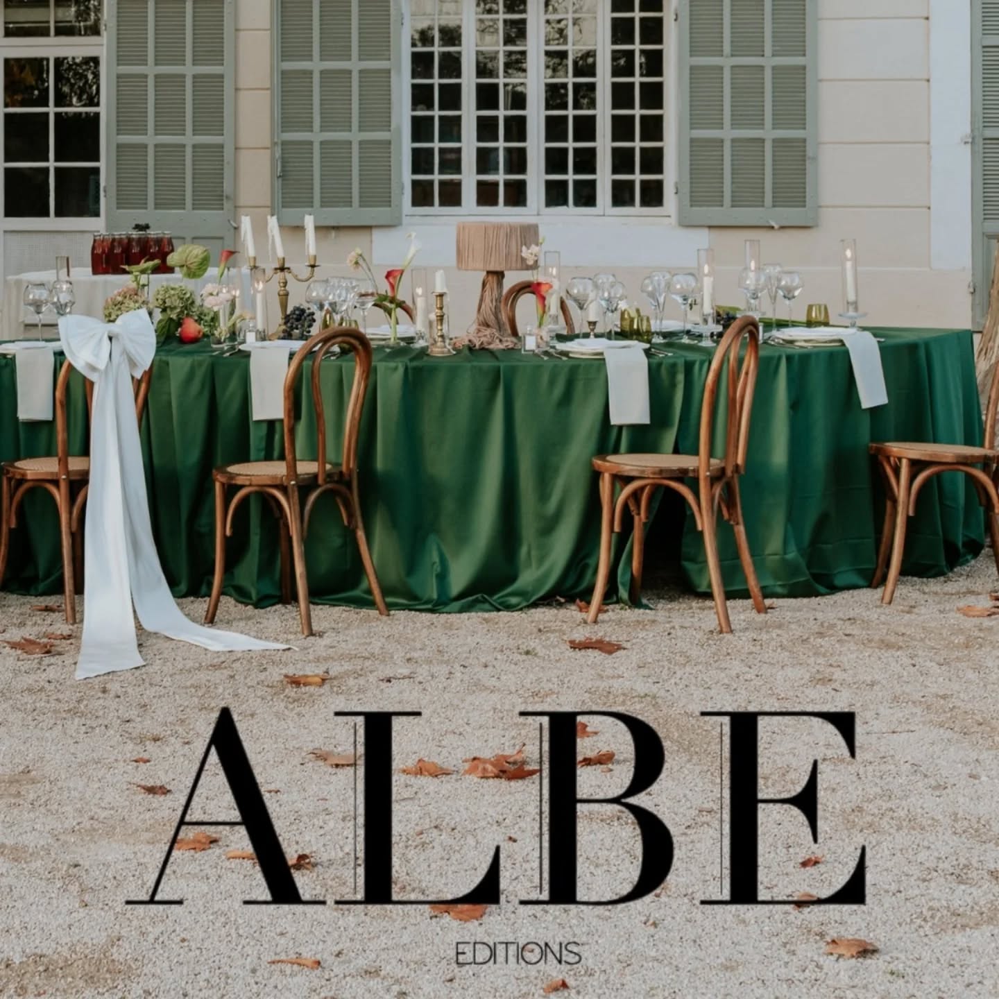 Timing parfaitement de saison pour ce shooting réalisé en novembre et publié juste avant les fêtes ! J’ai l’impression que c’était hier et, à la fois, il y a plusieurs mois !
Et la petite surprise : nous avons assisté a eu une demande de fiançailles. Ce genre de moment qui rend notre travail magique !
On a aussi obtenu une publication sur @albe_editions, magasine de référence dans le monde du mariage. C'est une immense fierté de voir notre travail collectif ainsi valorisé.
Un immense merci à toute l'équipe qui a fait naître cette histoire :
Venue @domainelacastelette84
Wedding Planner @fatiaweddingplanner
Photographer @nencioni_nathalie_photographe
Floral Designer @maison_julieetvictor
Decoration rental @provencelocationmariage
Tableware rental @jani_solution_evenementielle
Wedding dress @margaux_selle
Wedding tailor @maelle_faubourgsaintsulpice @faubourgsaintsulpice_mariage
Make up @inesmakeupartist_
Hairdresser @amandinebhair.makeup
Wedding cake @violetta_cake_artist
Jewelry @romara.design | @romara.wedding
Stationery and wedding favors @gisele.carles
Wedding rings @maisonmiralys
Wedding shoes @rosa_clara
Wine @letempsdessages
Real couple @c_line_sz @david_040776