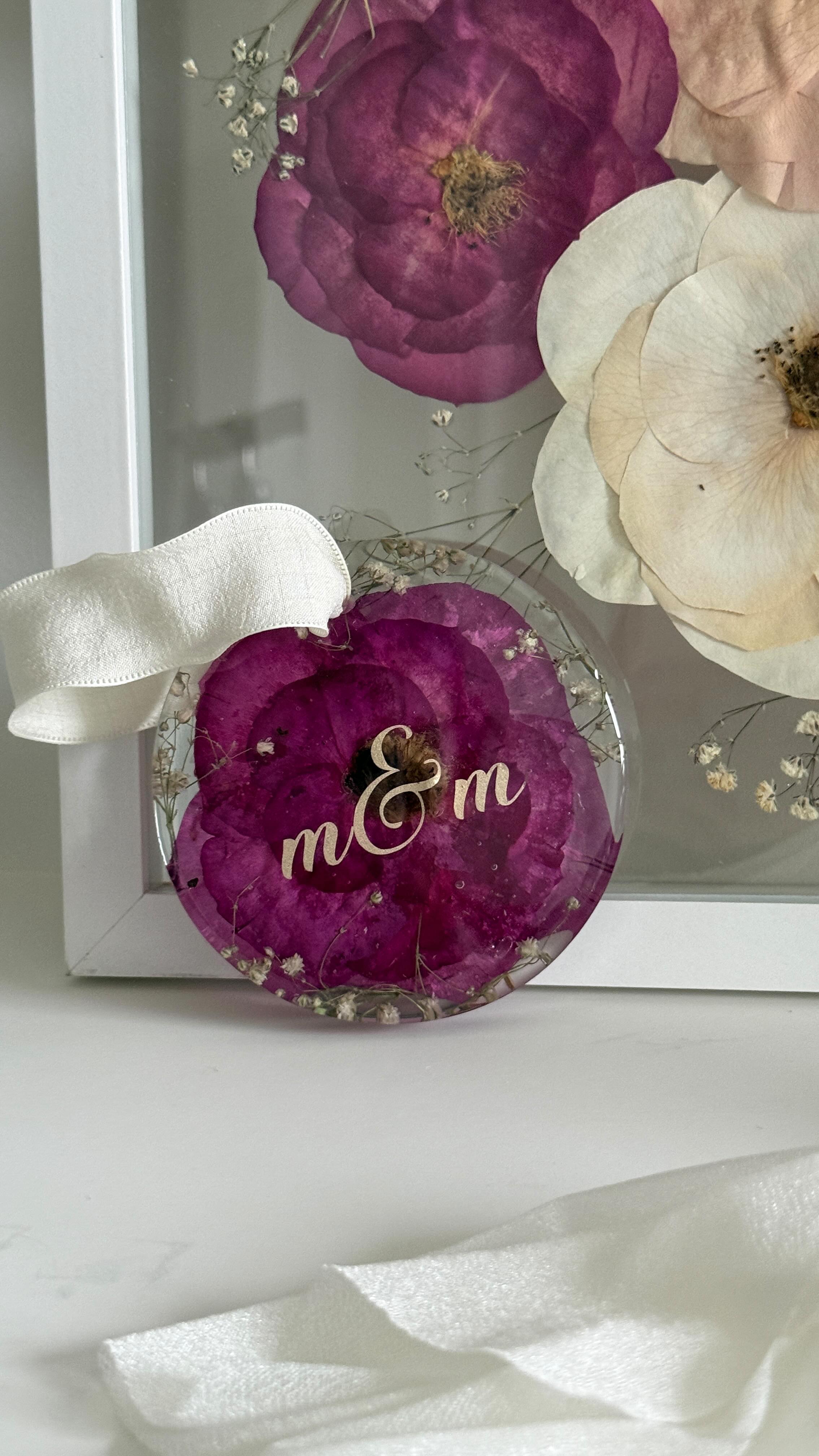 Turning your wedding memories into holiday magic ✨ From the big day to a keepsake on your tree, these preserved blooms bring a little extra sparkle to the season 💌
Bring your flowers, memories, or ideas to life – message us to get started 🌸