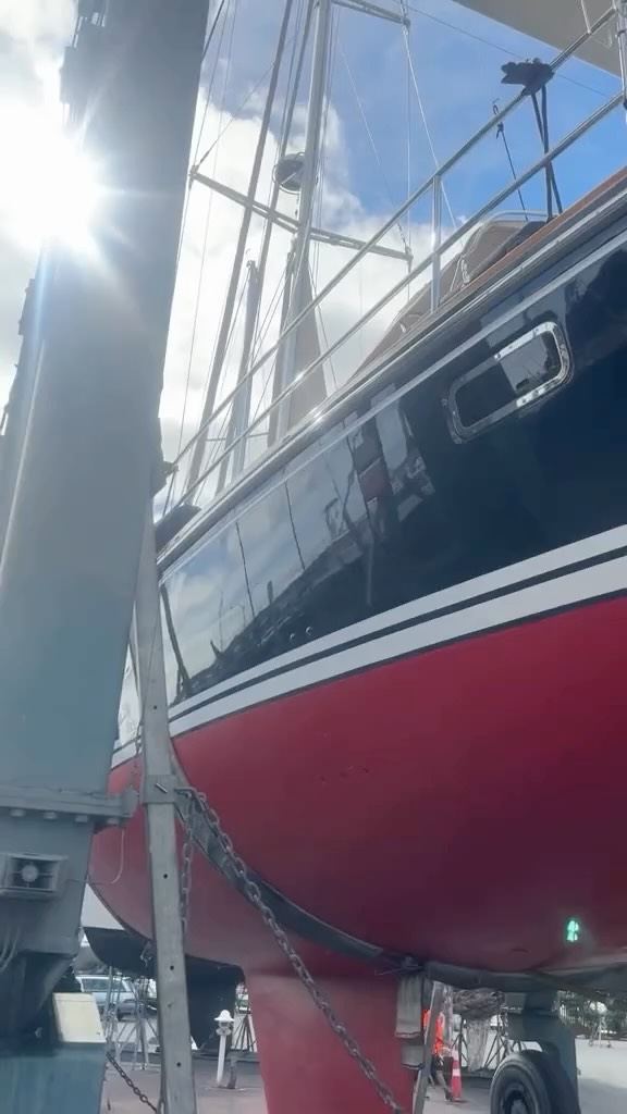 After a stunning polish by the @total_yacht_care team and antifoul by our friends at the @bayofislandsmarina boatyard, Relentless is heading back into the water 💦 #totalyachtcare #bayofislands #bayofislandsmarina #yacht #monohull