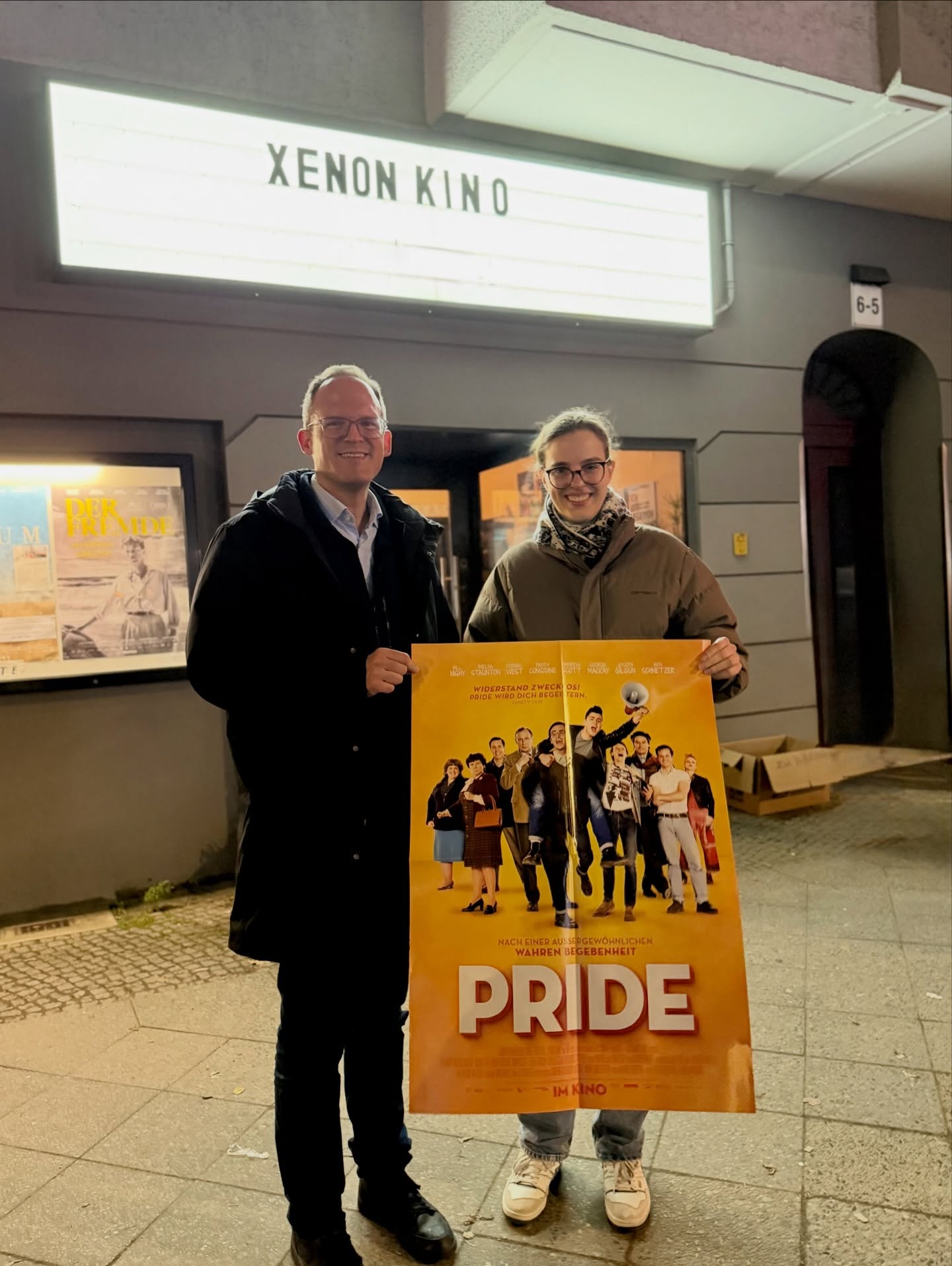 ✨Ohne solidarische Bündnisse geht nichts - queerer Filmabend mit „Pride“✨
Vorgestern haben wir gemeinsam „Pride“ (2014) geschaut. Einen Film, der berührt, Mut macht und auch zeigt, was möglich ist, wenn Solidarität Grenzen überschreitet. Die Geschichte einer unerwarteten Allianz zwischen queerer Community und streikenden Bergarbeitern im Großbritannien der 80er Jahre hat den Saal spürbar bewegt. 🤝
Zuvor haben wir mit Marcel Voges (Gewerkschafter bei der GEW und Vorstand beim Berliner CSD-Verein) darüber gesprochen, was solche Allianzen heute bedeuten. Für unsere queeren Bewegungen, für Gewerkschaften und für eine starke Zivilgesellschaft in Berlin. Die Diskussion vor dem Film und auch die Gespräche danach haben gezeigt, wie groß der Wunsch nach mehr Zusammenarbeit und Zusammenhalt ist. 💬
Mit dieser Ermutigung schauen wir nach 2026: Solidarisch, vernetzt und entschlossen die queeren Freiheiten als gemeinsame Aufgabe verteidigen. Berlin kann das – und wir machen weiter. 🌈💚