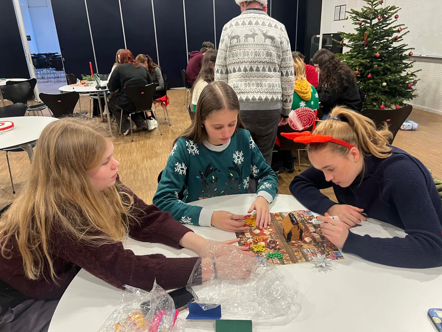 The IB Event Planners’ Christmas games - there were prizes for the ugliest Christmas sweater and the best-decorated gingerbread house🎄🧑🎄🎁❤️