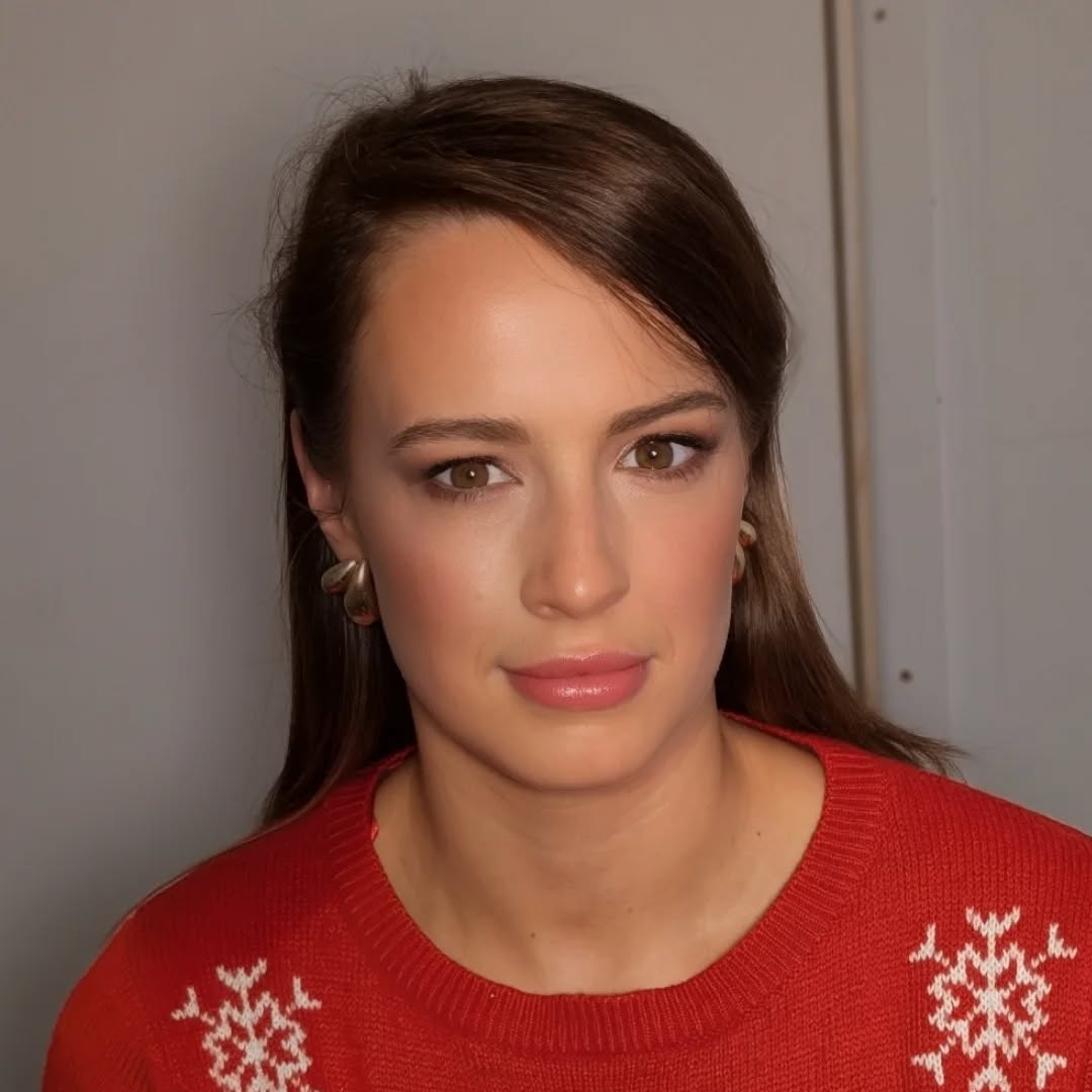 It was so lovely to see @emilyelizabeth1512 for a party makeup appointment last week, happiest of Birthdays!
I was so excited to get to paint her pretty face again.
The only requests were a strip lash, a sultry shadow look and a medium to full coverage base the rest was up to me. So happy with the final look.
Love doing special occasion appointments always so much fun and as much as I love weddings the no pressure feeling is fab!
Thank you Emily!