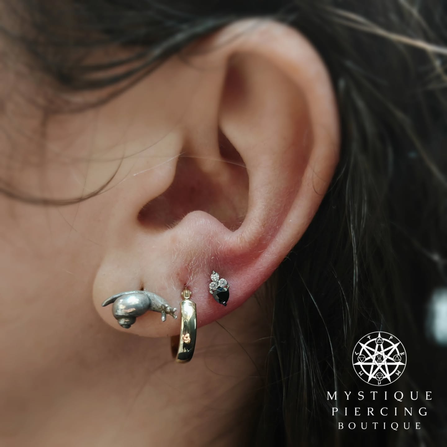 Cute little Lobe piercing we done this morning, cute and elegant!
Jewellery: Cecilia from @tremunpiercing
Piercer: @symbiotic_piercing @paid2stab
Using: @probodyart @purklenz
Aftercare: @neilmedpiercingaftercare