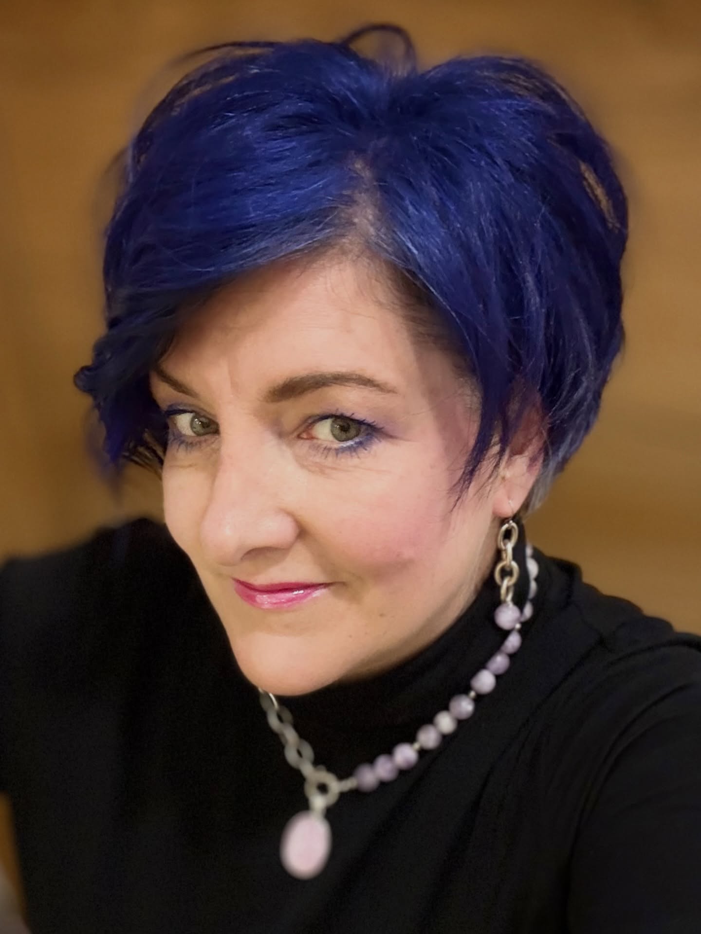 Altern ja –
aber bitte gesund, klar, lebendig und in Kraft.
Wenn dich interessiert,
👉 wie Zellkommunikation wirklich funktioniert
👉 warum Immunkompetenz kein Zufall ist
👉 und was du ab 30 (oder 40, 50…) konkret tun kannst
Dann meld dich.
Dein Körper hört zu. ✨