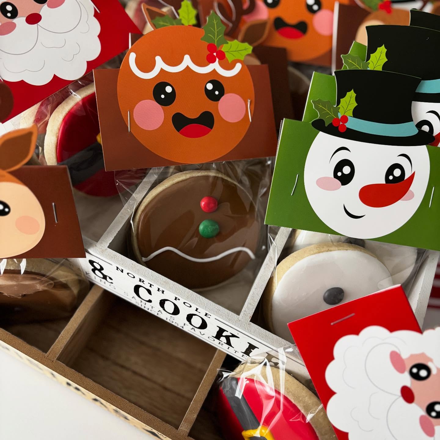 How cute are these last-minute Christmas goodies?! 🎅🏼🦌🍪⛄️
Perfect for stocking stuffers, friend gifts, neighbor surprises, or teachers 🎁
Choose your favorite character:
✨ Santa
✨ Reindeer
✨ Gingerbread Man
✨ Snowman
$4 each
Grab a few and you’re instantly the most festive person on the block 🎄
Limited availability—when they’re gone, they’re gone!