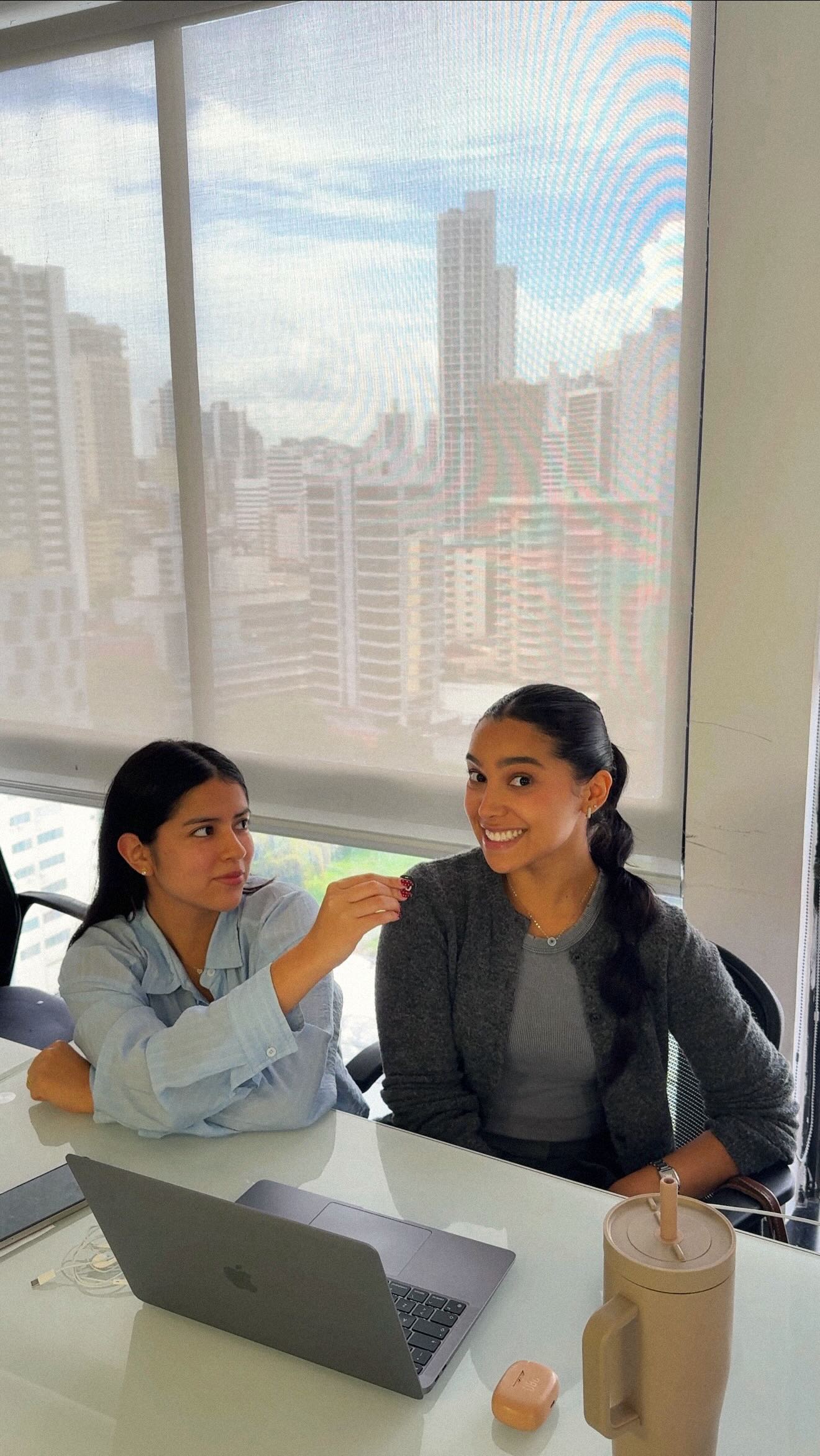 Necesitábamos regresar a nuestros videos fun 😌
Y hoy le preguntamos a nuestro team quien serían del team por un día 🤌🏻
Ps: teníamos que usar los clips de la fiesta de nuevo 😌
#agenciademarketing #trends #contentcreator