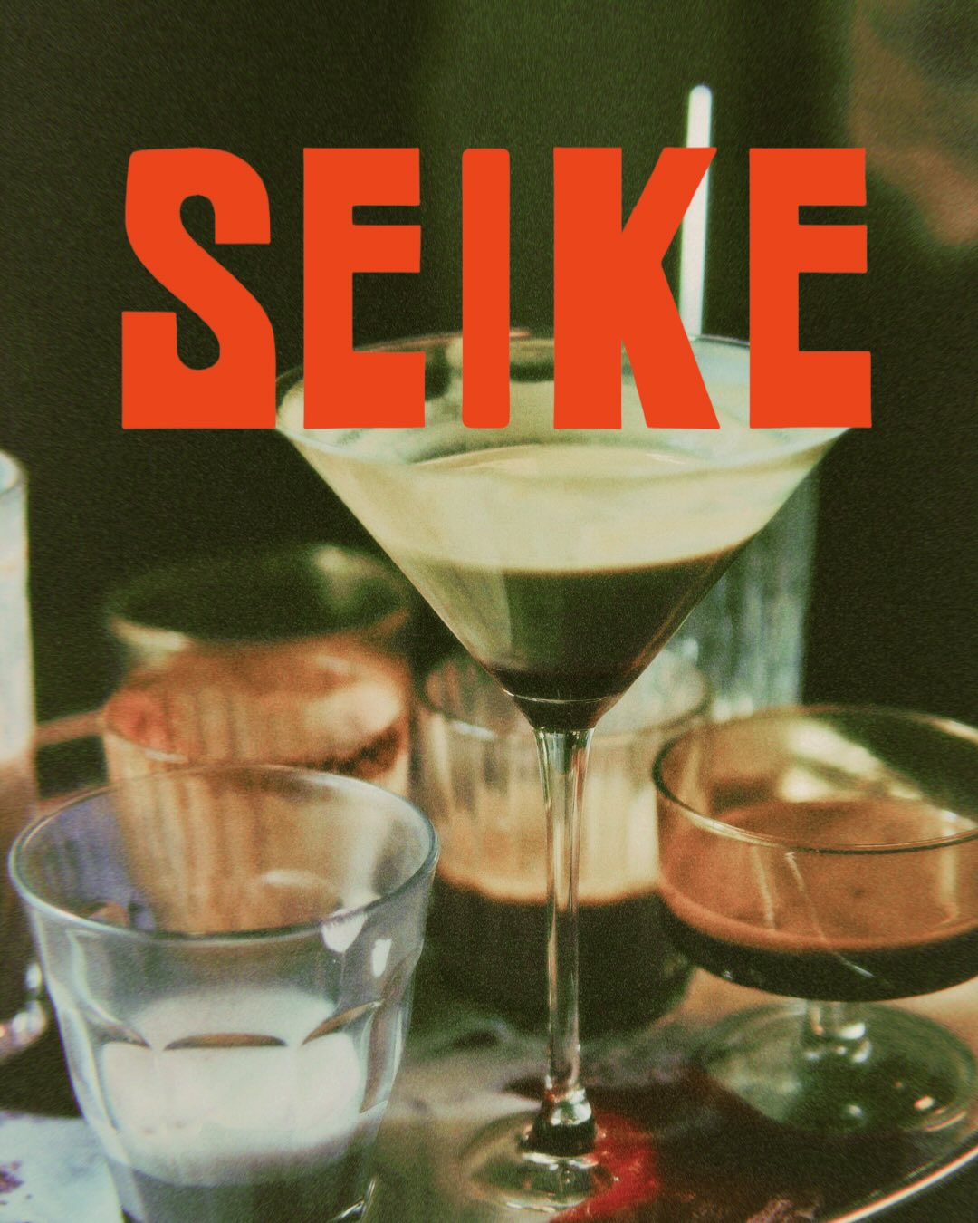 SEIKE X MOJO COFFEE CLUB
Alexandros et Ajan, avec @seikeseike_, portent l’ambition de rendre vos évènements mémorables. Très doués pour imaginer des cartes originales avec un twist, les deux compères brillent aussi bien derrière une Marzocco qu’avec un shaker dans chaque main.
C’est avec plaisir que nous travaillons avec la team depuis un an, en leur fournissant du café pour leurs événements. Si vos boissons ont besoin d’être sublimées, “no shit call Seike” ;)