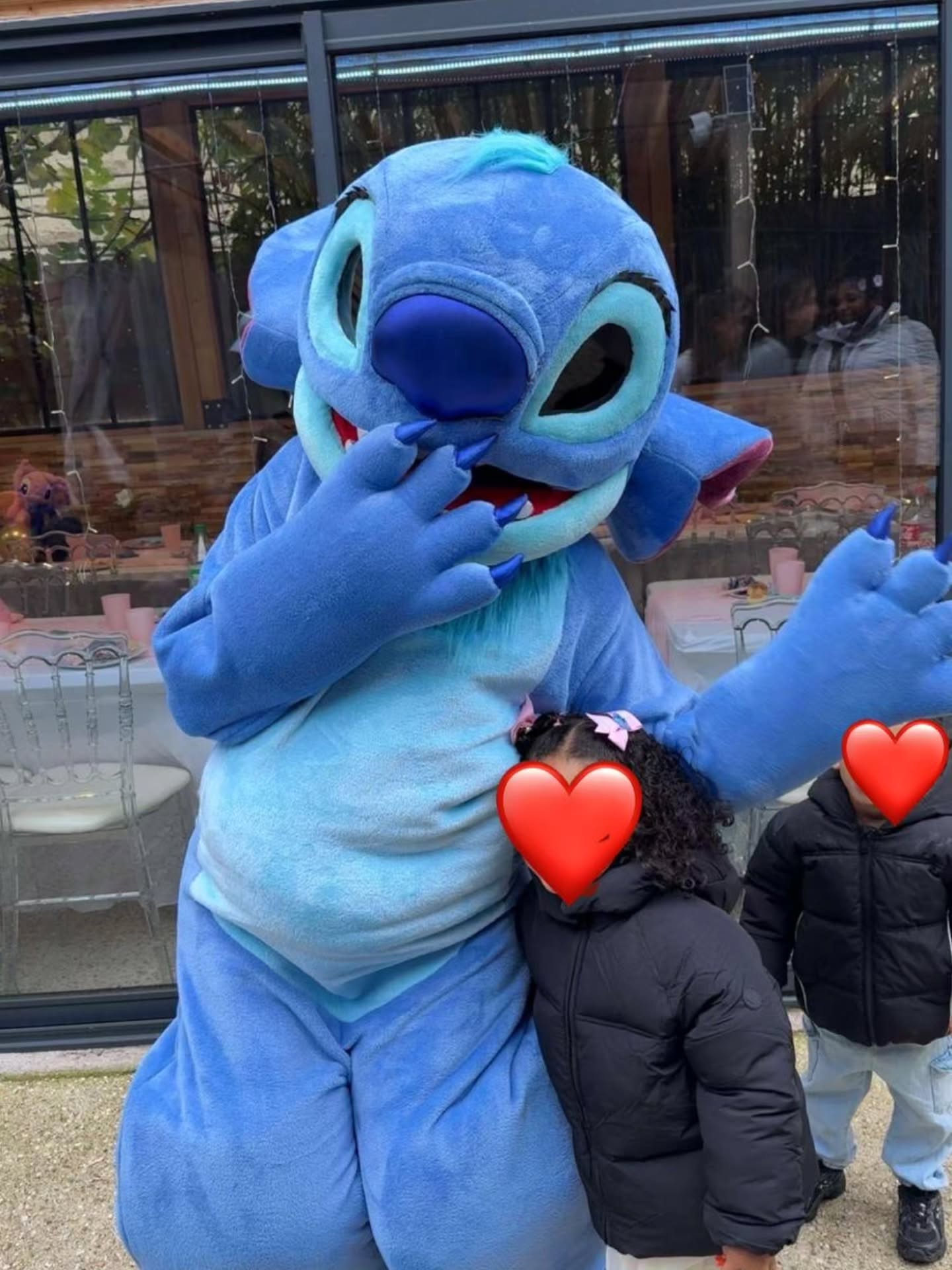 Quand Stitch débarque, c'est tout une effervescence qui s'anime et le cœur des enfants qui s'ouvre 🥰❤️✨️
#stitchmascotte #stitch #stitchlover #mascotte #anniversaire