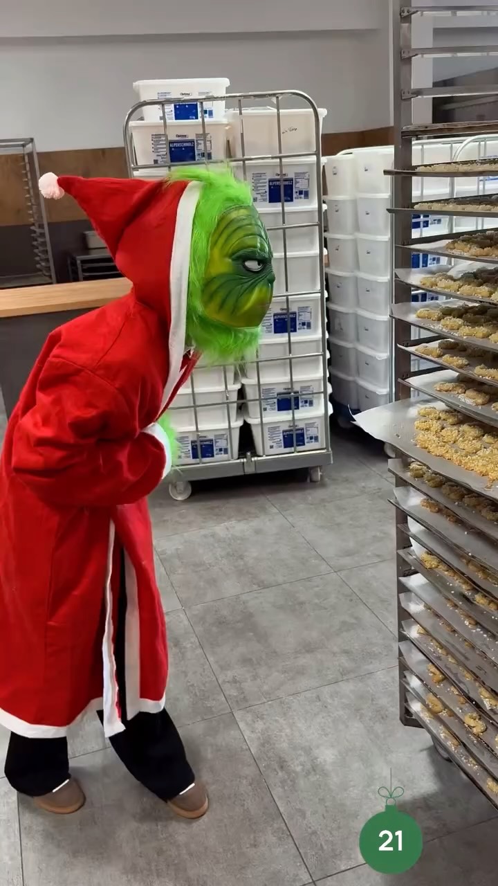 🎄 21. Türchen – Grinch gesichtet
Man sagt, der Grinch sei heute durch unsere Räume geschlichen. Er hat sich die Plätzchen ganz genau angesehen, heimlich einen Keks genascht und ist lautlos verschwunden. Kaffee? Dafür hatte er keine Zeit - unsere Weihnachtskekse sind einfach verlockender. 🎄😈🍪
#raisch #baeckereiraisch #grinch #weihnachtsgebäck #weihnachten #konditorei #plätzchen #grinchvibes