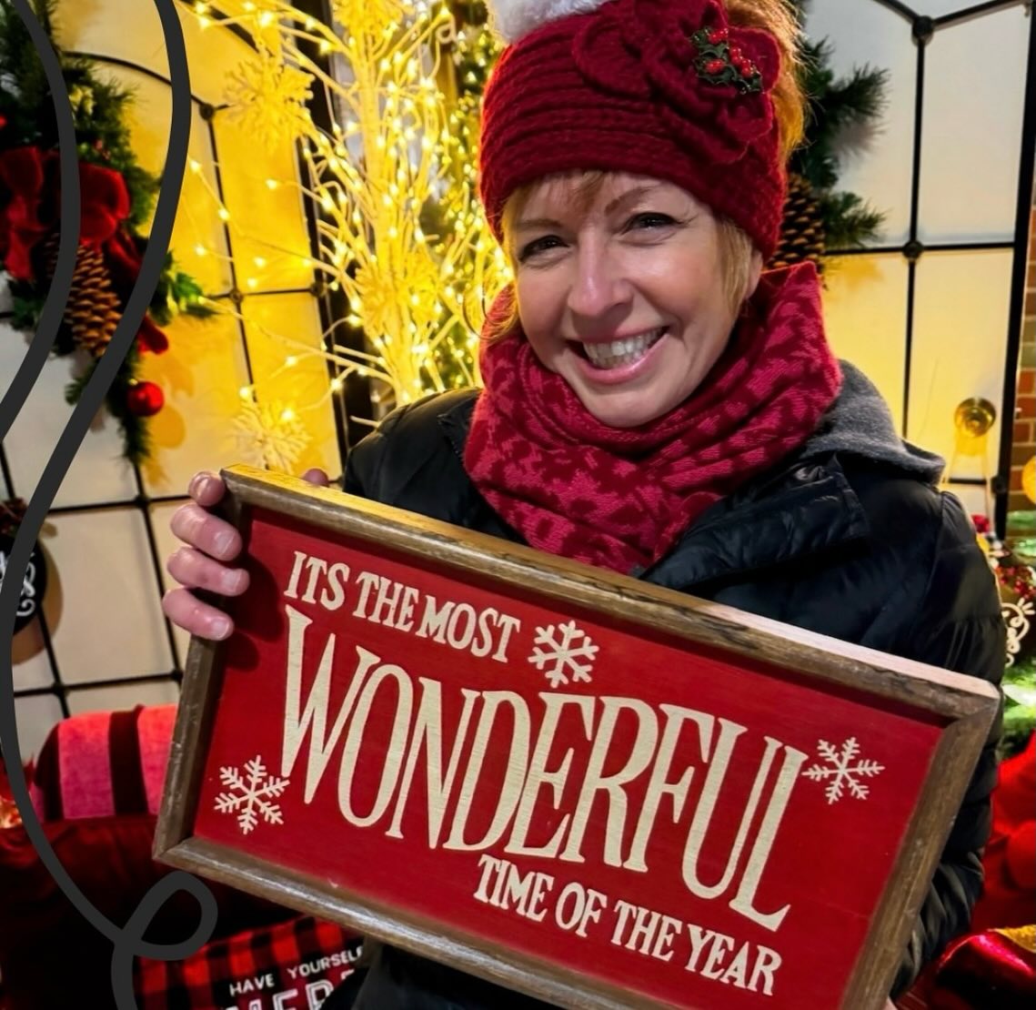 🎄✨ TONIGHT’S THE NIGHT! ✨🎄
Holiday Night Market | 4–9 PM
Santa’s clocking in 🎅
Carolers are warming up 🎶
Hot chocolate will be flowing ☕️
Music will keep the vibes merry 🎵
🎁 Still need last-minute Christmas gifts?
Good news: our vendors have you covered with unique, local, one-of-a-kind finds (aka gifts that look like you planned ahead 😉).
Come hungry because the food lineup understood the assignment:
🍔 Taste D Burger
🍕 Dough Detroit Pizza Co
🌺 Kanoa’s Hawaiian Grill
And yes… drinks will be handled properly by Off Elm 🍹
Grab your friends, bring your holiday spirit, and knock out gifting and dinner in one stop.
See you tonight! 🎄✨