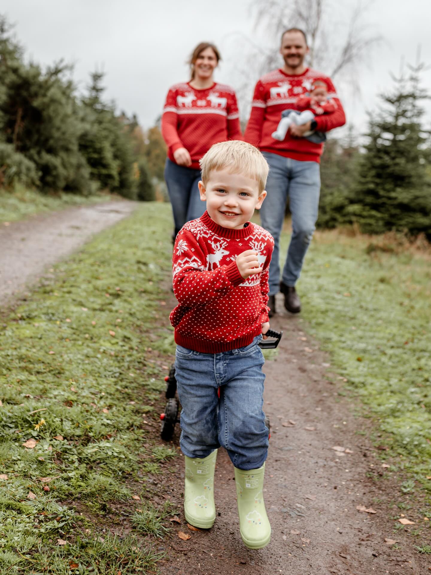 We had lots of furry friends join us for tree farm Christmas sessions this year. Swipe to the end to meet Shackleton and Lancaster!
It’s the perfect way to capture every member of the family at Christmas.
#christmasminis #christmasphotoshoot #treefarmphotoshoot #christmastreefarm #wiltshirechristmas #salisburychristmas #rachelburnsidephotography #christmas