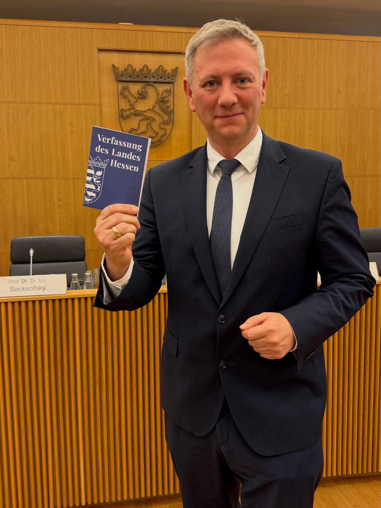 Der Wählerwille zählt – nicht der Wille der Landesregierung.
Die Zusammensetzung unserer Kommunalparlamente muss das Ergebnis der Stimmen der Bürgerinnen und Bürger sein. Deshalb sind wir als @fdp_hlt überzeugt: Die Änderung des Sitzzuteilungsverfahrens bei der Kommunalwahl ist verfassungswidrig.
Heute wurde unsere Klage vor dem Hessischen Staatsgerichtshof verhandelt. Dabei wurde deutlich, wie stark mathematische Verfahren die Sitzverteilung beeinflussen.
Wir haben gute juristische und mathematische Argumente auf unserer Seite.
Es geht dabei um einen zentralen demokratischen Grundsatz: Die Vielfalt der kommunalen Parlamente muss erhalten bleiben. Alle Wählerstimmen müssen gleichwertig zählen.