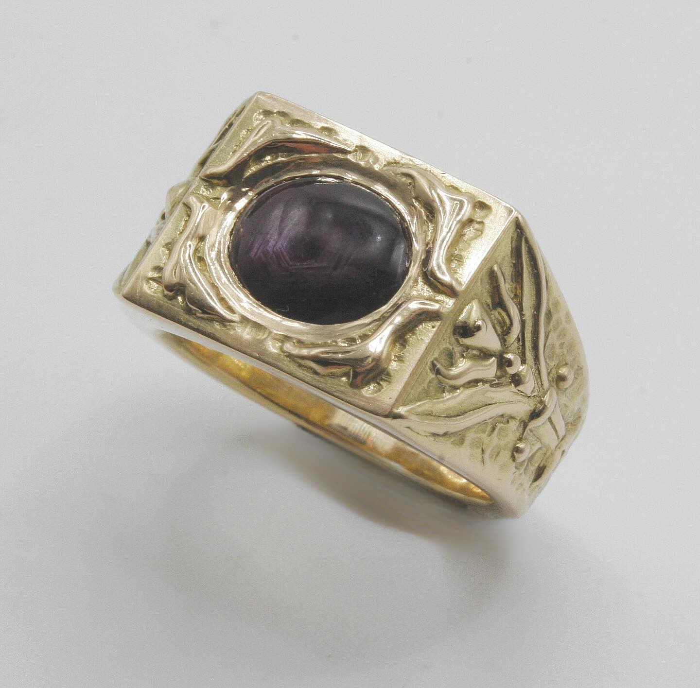 Chevalière or 750/000 et rubis étoilé inspirée du cloître Saint-Vincent 👑
Création unique faite main sur place, dans notre atelier de bijouterie-joaillerie en arrière-boutique 👀
Rendez-vous 32 rue aux Fèvres à Chalon sur Saône 📍
Atelier de création de bijoux en pierres gemmes, or 750/000 ou argent 925/000 💎 Services de réparation, transformation & enfilage 💍
#bijouteriechalonsursaône #chalonsursaône #bijoutierjoaillier #artisanfrancais