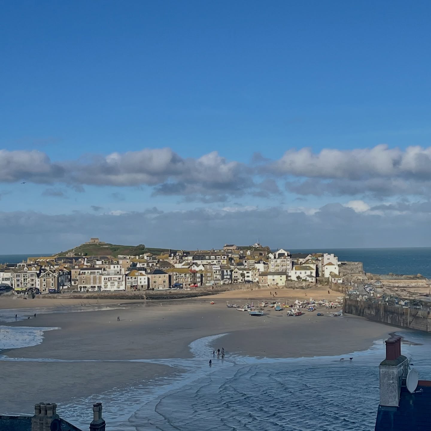Blue sky over low cloud over low tide. St. Ives in December.
#stivescornwall #figgycottage #figgycottagestives #figgycottagechristmas