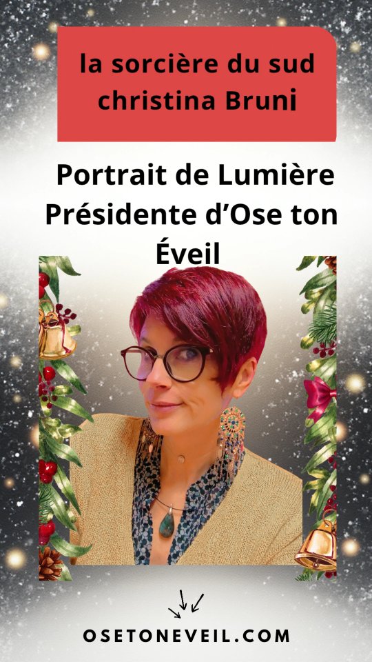 🌞 **Portrait de Lumière – Christina Bruni** 🌞
Présidente d’Ose ton Éveil ✨
*La Sorcière du Sud* 🔥
Christina est un souffle du Sud,
un esprit libre qui écoute la Terre,
les étoiles… et ce que nos cœurs n’osent pas toujours dire. 🌬️✨
Guerrière douce, tisseuse de magie,
elle ouvre des chemins intérieurs
et rallume les braises sacrées
que chacun porte en secret. 🔥🌙
Guidée par les cycles, les éléments,
les tambours, les rituels et l’intuition,
elle rassemble, elle inspire, elle élève. 🌿
💛 Visionnaire du mieux-être
🌟 Gardienne du collectif
🌀 Créatrice de transformation
Présidente d’Ose ton Éveil,
Christina fait vibrer l’association
au rythme du vivant,
avec passion, puissance et amour.
#lasorcieredusud