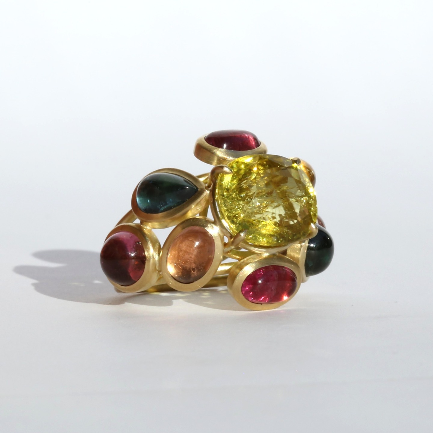 Wie buntes Konfetti für den Finger.
Festlicher Cocktailring mit einem großen facettierten Turmalin (9,97ct) und kleineren Turmalincabochons (13,55ct) in 750er Gelbgold.
#jewelry #ring #cocktailring #gold #gemstones #tourmaline