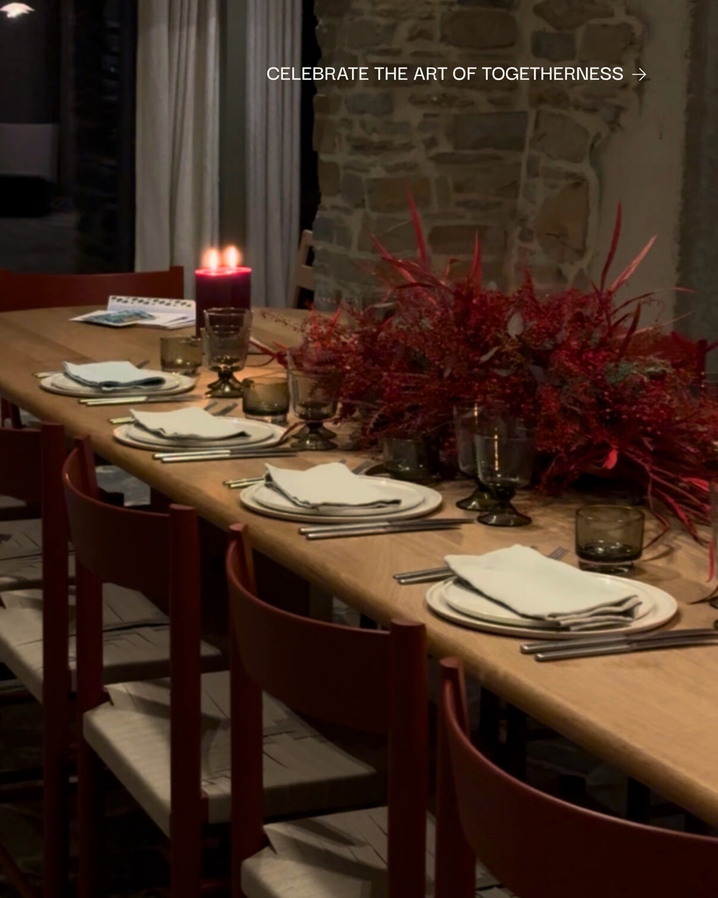 Celebrate the art of togetherness.
As the year draws to a close, we return to what truly matters:
warmth, togetherness, and time well spent.
Welcome winter at Maison Oscar.