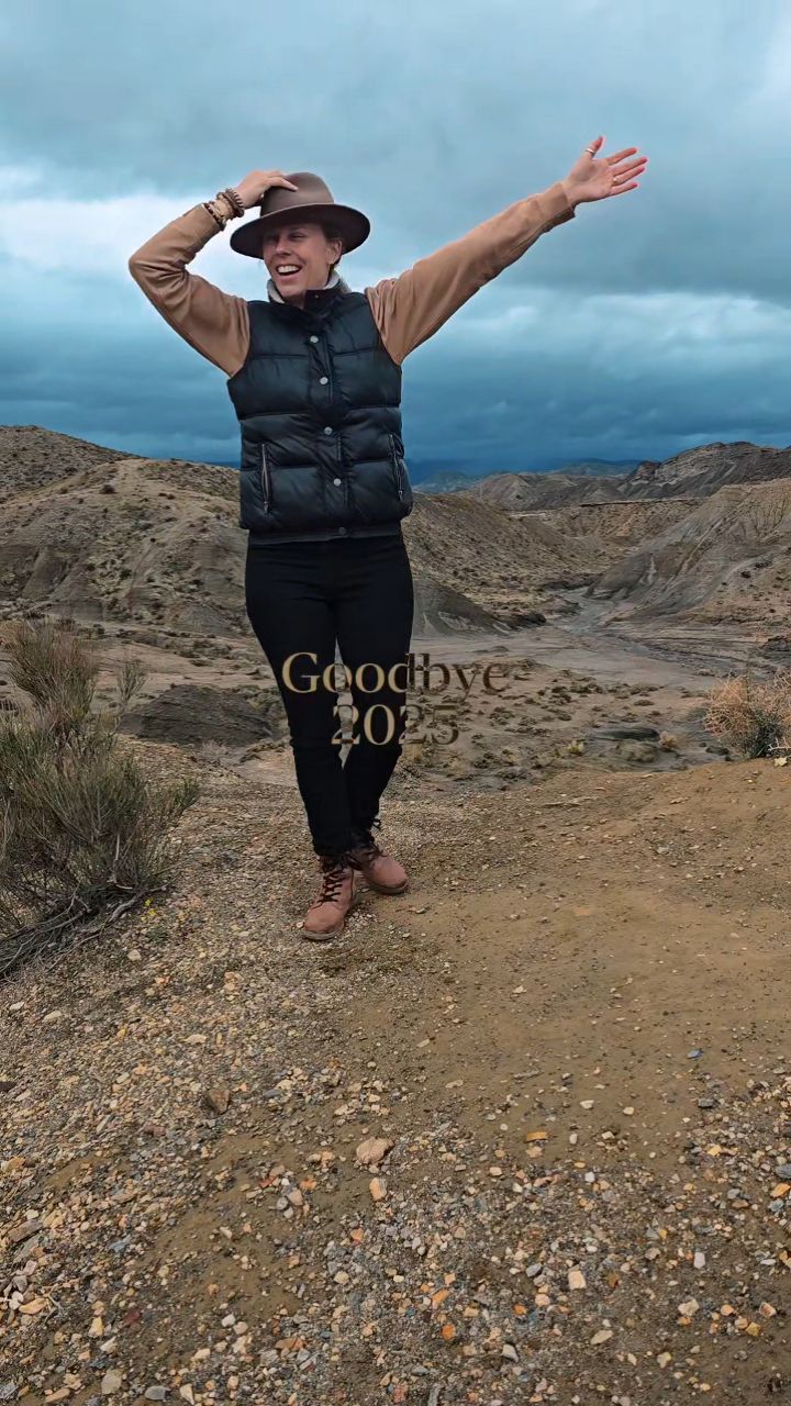 2025, merci🥹🙏🏻
___________________________
Une année inoubliable, en famille, sur les routes du monde 🌏🚐 à goûter une liberté si rare et précieuse. À surmonter défis, obstacles et solitude aussi mais pour en ressortir complètement changés et grandis 💪🏻🥹
Cette expérience nous a complètement bouleversés et restera une aventure qu'aucun mot ne peut décrire 🗺 #forevergrateful❤️ #familyfirst
✅️ Vivre ses rêves
✅️ Poursuivre sur cette voie
✨️2026 is charging✨️
Voyage en famille || Nouvelle vie || Inspiration