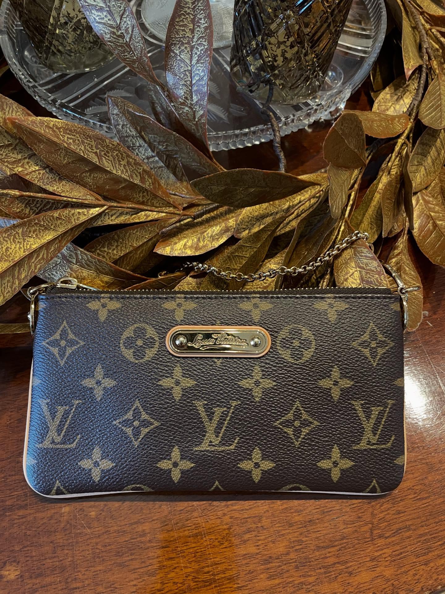 •SOLD•. Another mini Louis just in time for the holidays! This is the Monogram Pochette Milla, sleek for evenings out but will fit your phone! In mint condition, comes with dust bag, measures 8”x4” and priced at $1095.
#lovedyoumadly #lovedyoumadlythornbury #consignmentshop #consignmentboutique #designerconsignment #designerhandbag #luxuryhandbags #thornburyontario
