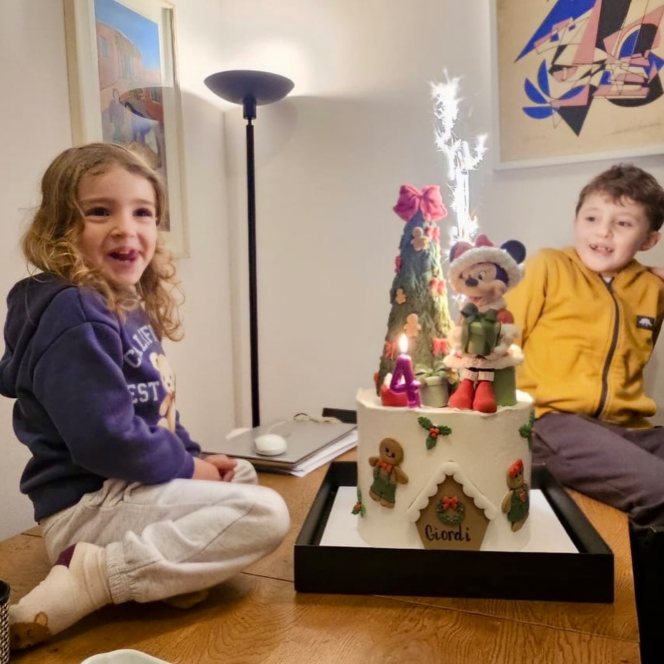 🎂🎄 Quando il Natale nasce il 18 dicembre
Giordi oggi fa 4 anni e per lei ogni giorno felice… è sempre Natale ✨❤️
4 anni, zero pazienza,
una risata che conquista tutti
e una torta che parla da sola 🎂✨