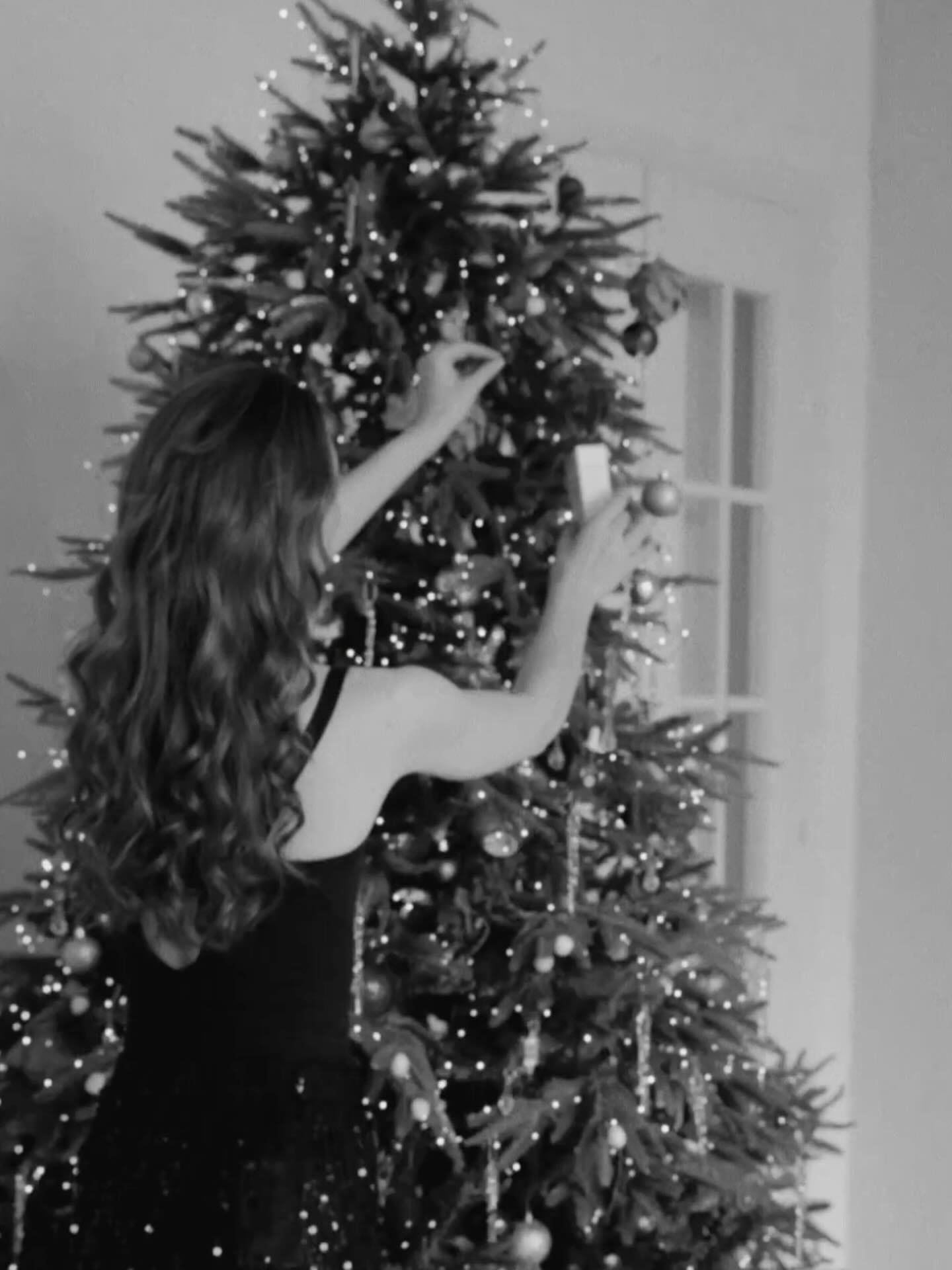 Twinkle, twinkle, little star, may your skin glow wherever you are!
As the festive days count down, our Christmas gift to you comes wrapped in wonder.
Let the 5 elements illuminate your skin’s natural beauty, making you the centerpiece this holiday season.
Shine bright, from the inside out!
#future5elements #5elementsGlow #HolidaySkinMagic