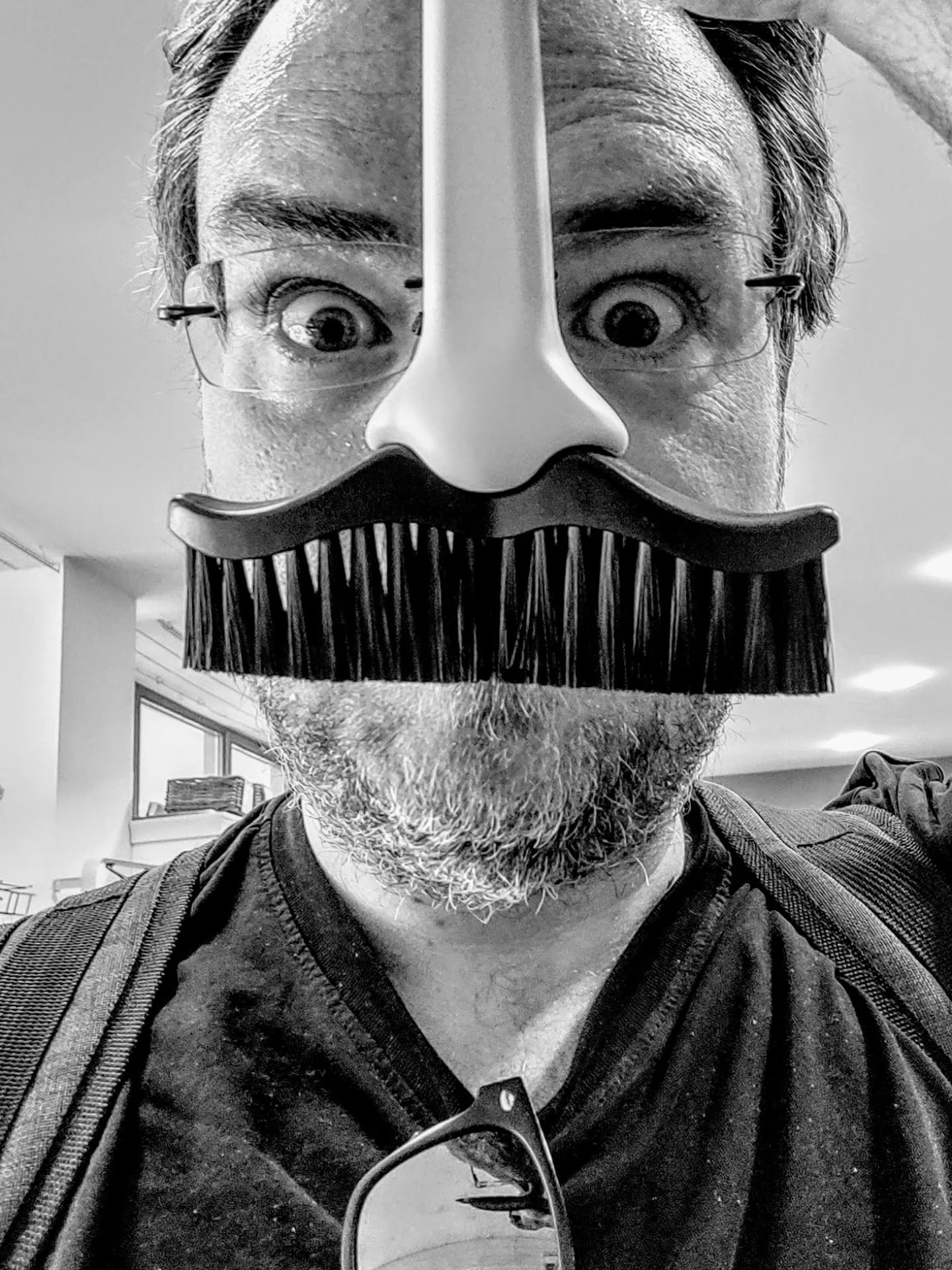 2025 - was war das für ein Jahr! Hier mal ein kleiner Rückblick von mir (ohne den ganzen weltpolitischen Wahnsinn!):
📝Zwei neue Theaterstückes von mir wurden veröffentlicht: "Nie wieder Theater!" & "Aber der Mammutbaum bleibt!" 2️⃣
🎭Theater gab es auch schauspielerisch von mir:
"Der Kontrabass" in München, Neufahrn und im @raum_durch_kunst in Sindelsorf! 3️⃣
"Der Vorname" als Pierre Garaud, mit dem @theater_ggg 4️⃣
Und "Die drei ??? Und der Phantomsee" als Cluny Gunn, mit der @lauscherlounge im ausverkauften Circus Krone! 5️⃣&6️⃣ (📸@elsazui )
🎙️Außerdem gab's mich zu hören bei @radiolora92.4 , bei @foot.bowl und als Gast und Ansager beim @echosvonskaro Podcast! 7️⃣
🎸🎹🎤Musikalisches hat sich auch einiges getan 8️⃣, auch live bei Radio Lora 9️⃣ und natürlich mit @lisafitzek , in München, Garching. Neufahrn, Starnberg,... Und in der Muffathalle 🔟 beim Digital analog.
🖼️Es gab auch endlich wieder Kunstausstellungen, in Freising im @wirlassennixuebrig 1️⃣1️⃣ und in Wolfratshausen1️⃣2️⃣!
🎨Außerdem hab ich mich wieder ein bisschen künstlerisch ausgelegt: unter anderem ist so mein höchst praktischer Loopstation-Drehknopf-Betätigubgsstab 1️⃣3️⃣ mit Halterung 1️⃣4️⃣ entstanden und ein paar Spiele, zB. Bao und Frontham und wurden viel gespielt! 1️⃣5️⃣-1️⃣7️⃣Natürlich auch in UV Farben bemalt, damit man auch auf einer spontanen Goaparty spielen kann1️⃣8️⃣!
⛱️Sonst gab es endlich mal wieder Urlaub. Wie als Kind mit der Familie - in Cesenatico ☕🍕🍨🌊 1️⃣9️⃣
Achja, so 2/3 weitere tolle Sachen sind auch noch passiert, aber darüber kann ich noch nicht reden🤫🤫 bald gibt's viele tolle Neuigkeiten!
Ich wünsche euch allen alles Gute nachträglich zum Geburtstag und einen guten Rutsch!
Wir sehen uns 2026! 🤗🥳🤗🥂🇪🇺